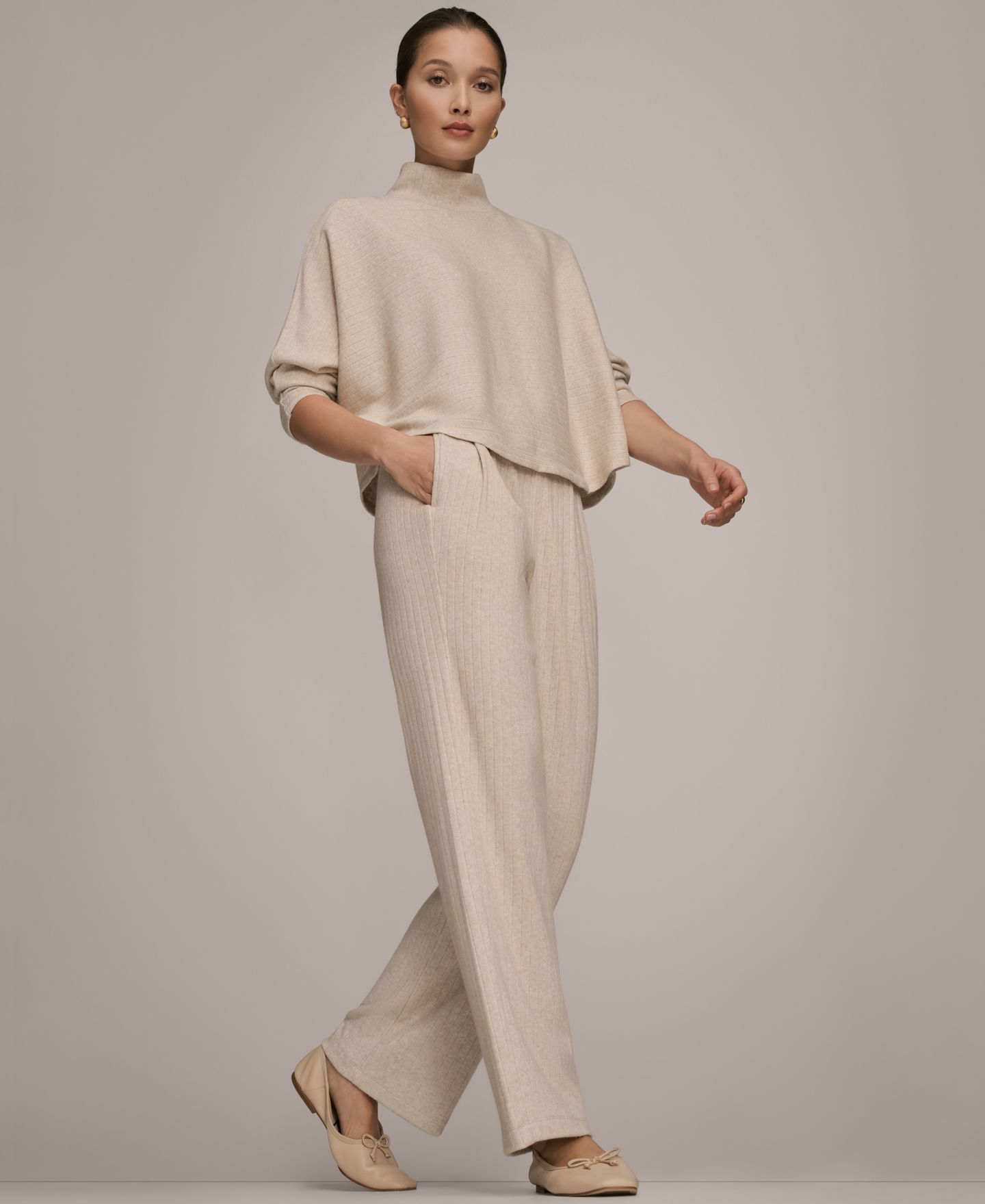 Женские комплекты Donna Karan Weekend Mock Neck Sweater and Ribbed Pull On Pants, цвет: Чёрный — фото 1