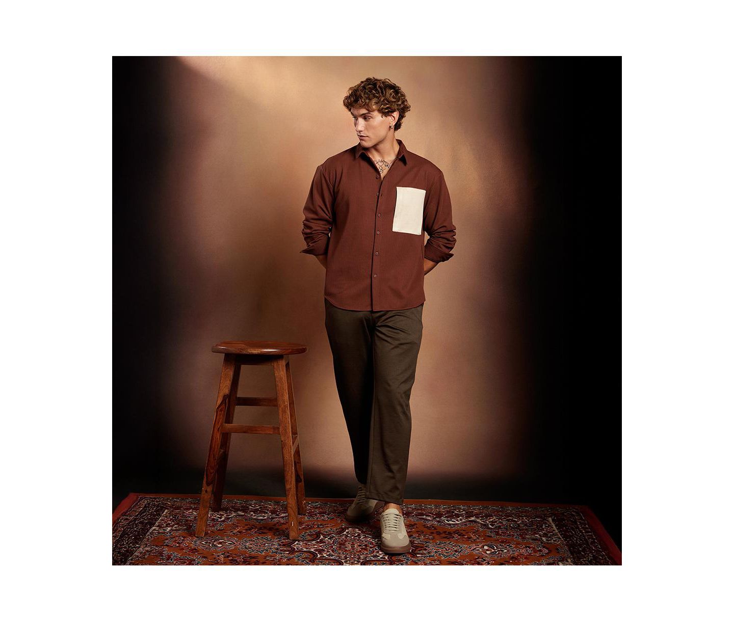 Мужская рубашка Cahoot Campus Sutra Chocolate Brown Block-Patch Oversized, цвет: Коричневый — фото 5