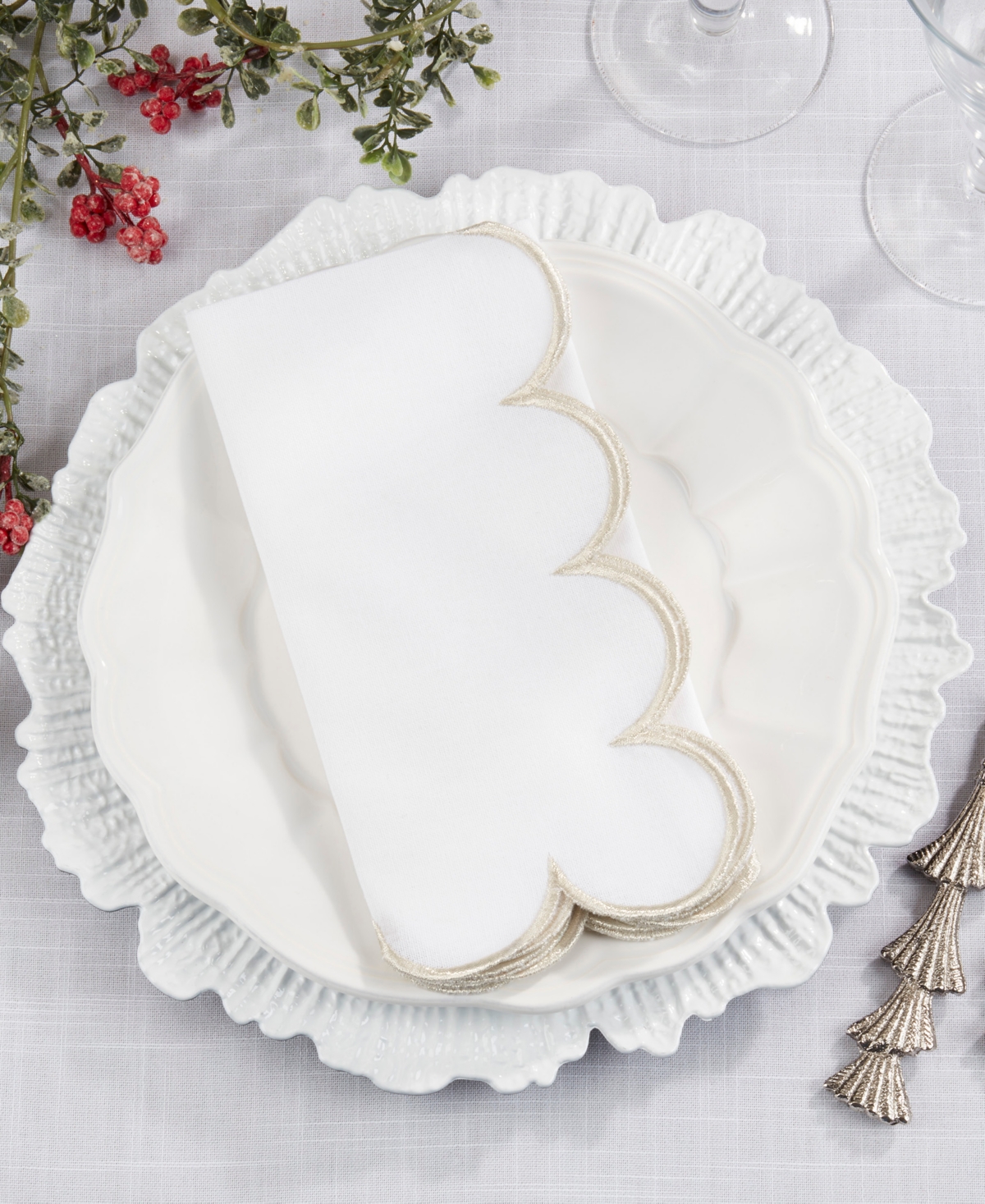 Saro Lifestyle Scalloped Hem Napkin, Set Of 4 In Gold