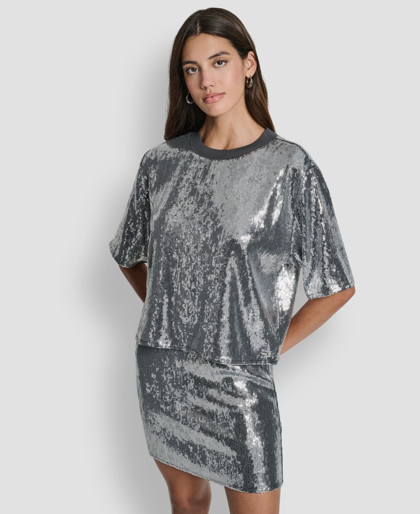 Женская футболка DKNY Jeans Sequins Crewneck Boxy Short-Sleeve Relaxed, цвет: Чёрный / Серебряный — фото 1
