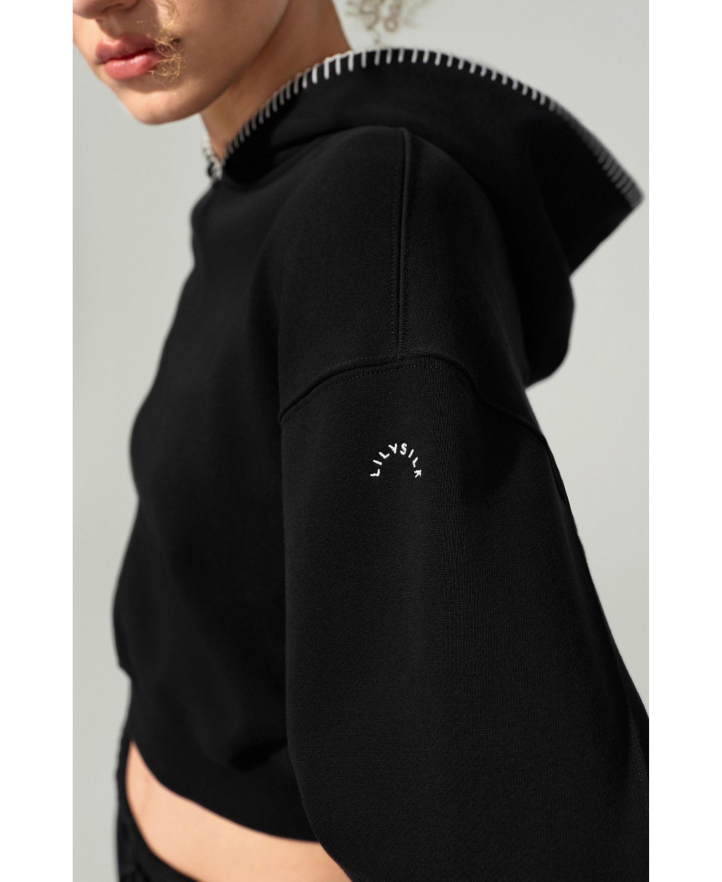Женский свитер LILYSILK Cropped Fit Seamflow Poise Pullover Hoddie, цвет: Чёрный — фото 5