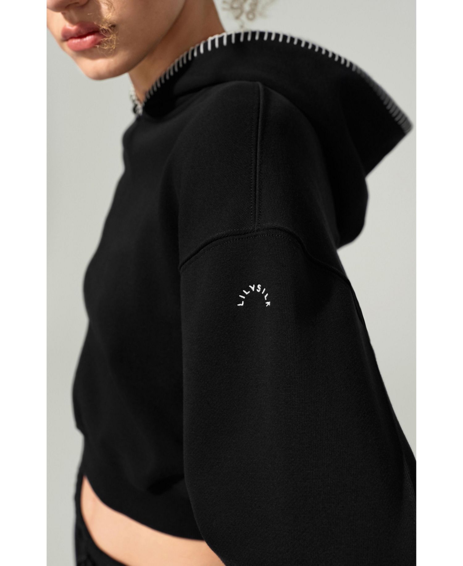 Cropped Fit Seamflow Poise Pullover Hoddie
