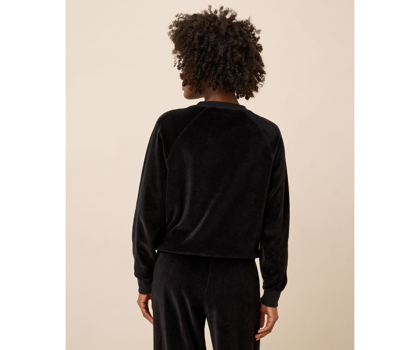 Женские толстовки Pact Cotton Velour Crew Pullover Sweatshirts., цвет: Чёрный — фото 2