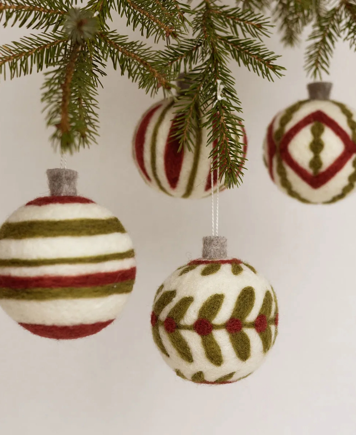 Uncommon Goods Set of 4 Festive Ornaments Beginner Needle Felting Kit