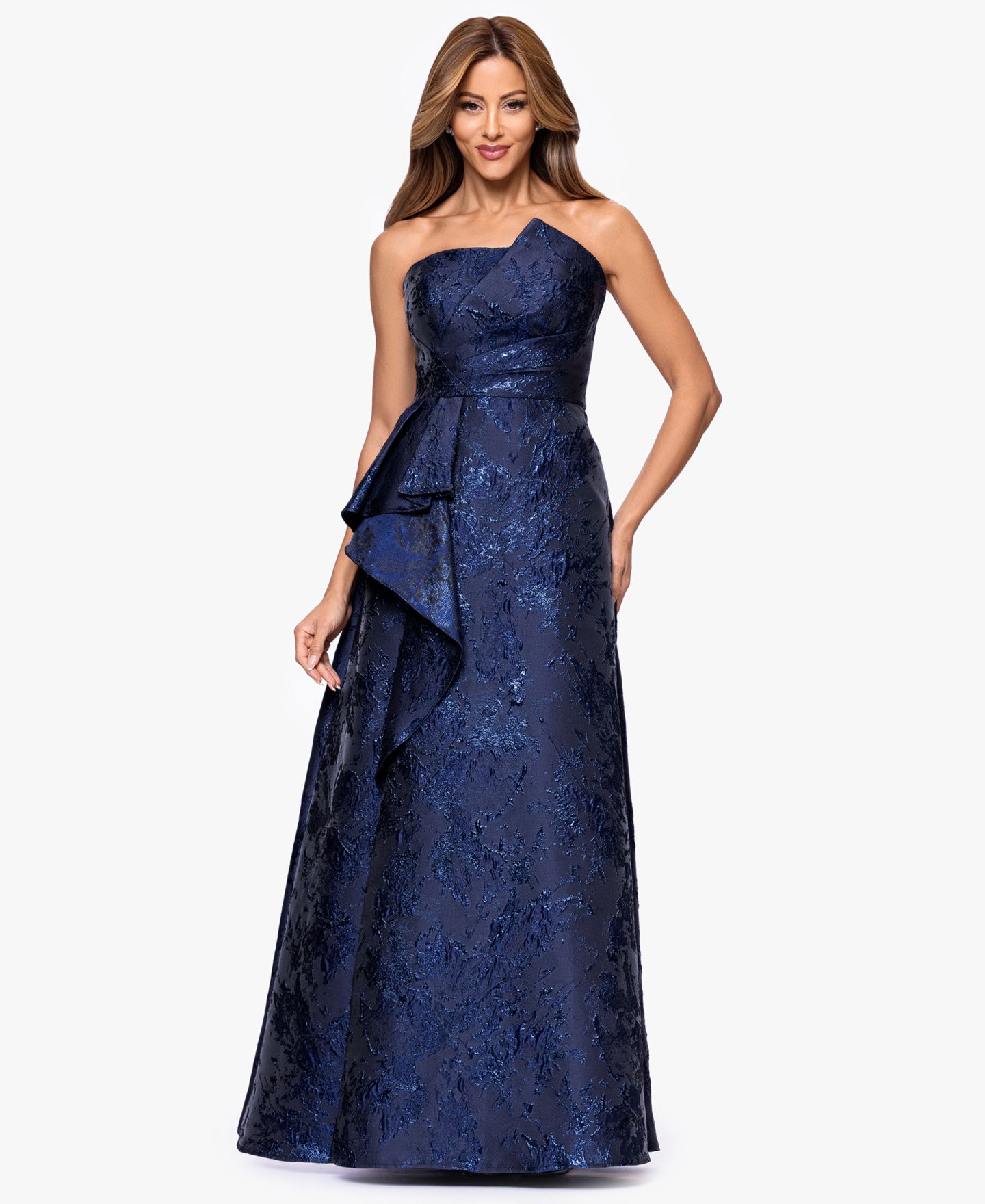 Женское платье XSCAPE Asymmetrical Strapless Ruffle, цвет: Тёмно-синий — фото 1
