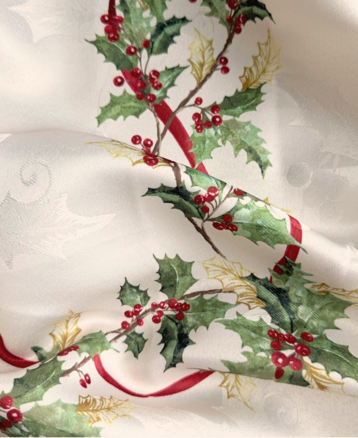 Villeroy & Boch Winter Bows and Garland Tablecloth, 60" x 84"