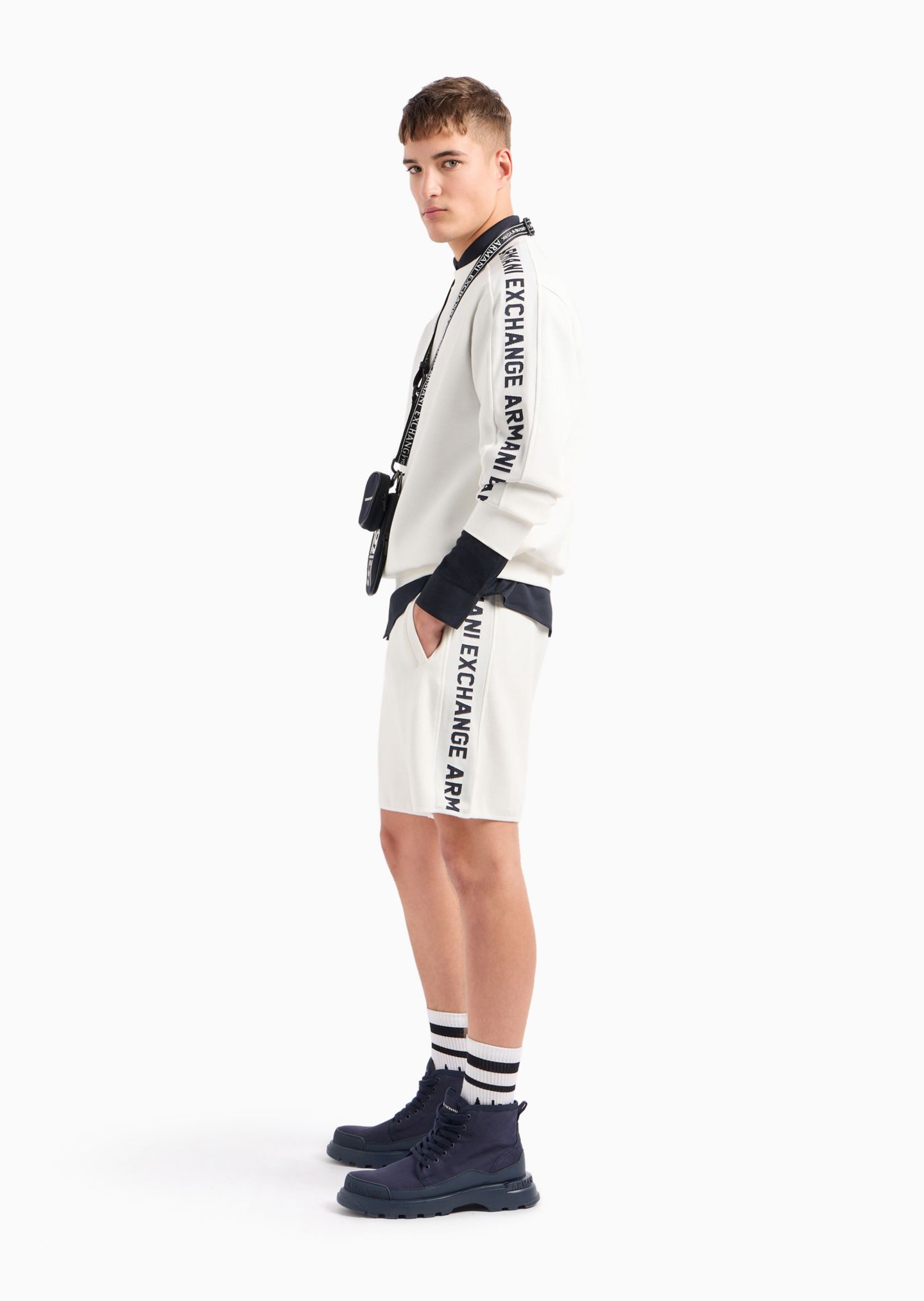Мужской свитшот A|X Armani Exchange Jacquard Logo Sleeve Crewneck, цвет: Молочный белый — фото 2