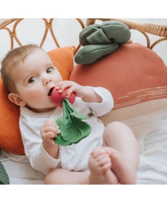 Knitted cushion Ramona the Radish