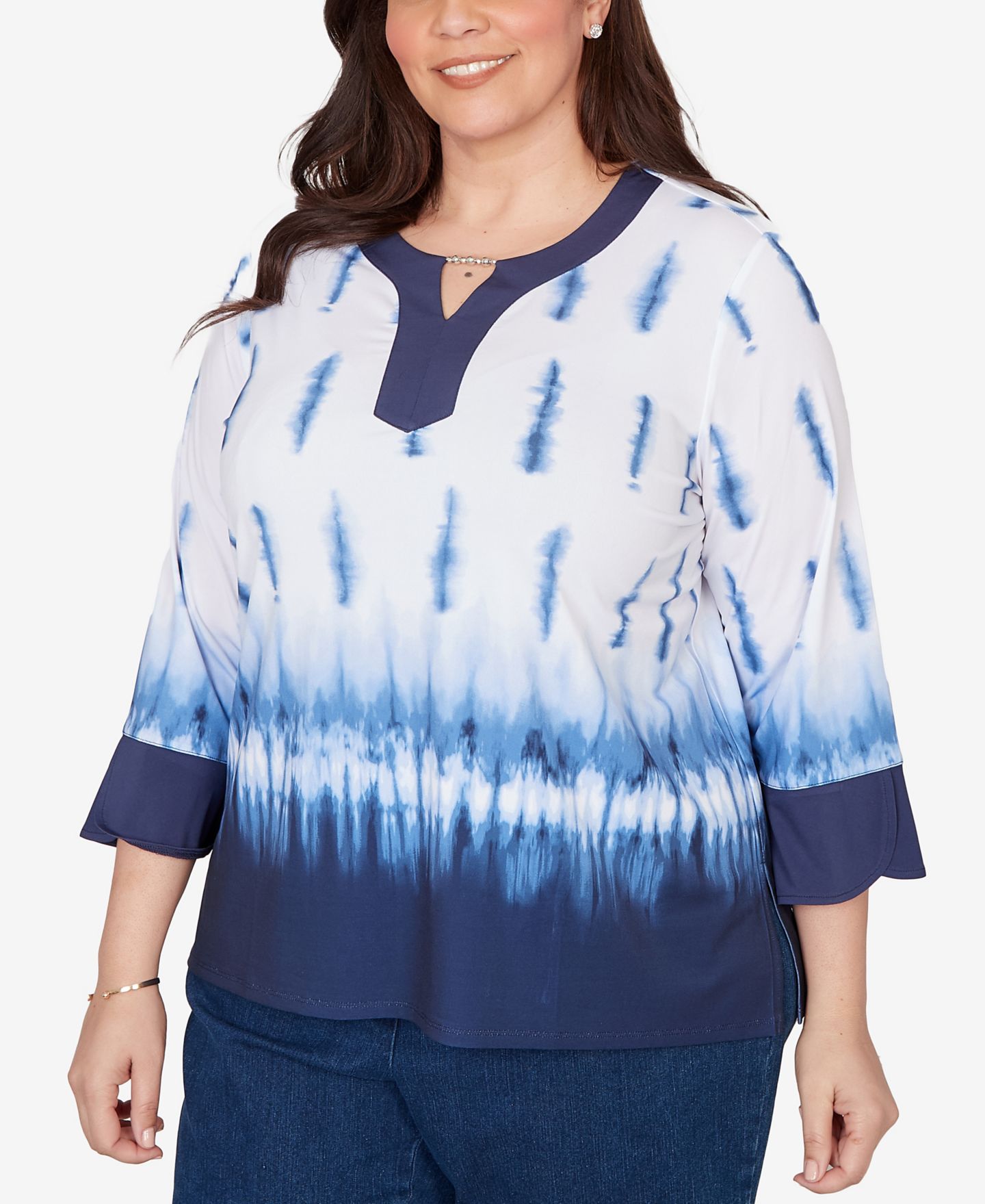 Женский топ Alfred Dunner Plus Size Classic Tie Dye Border Split Neck, цвет: Тёмно-синий — фото 2
