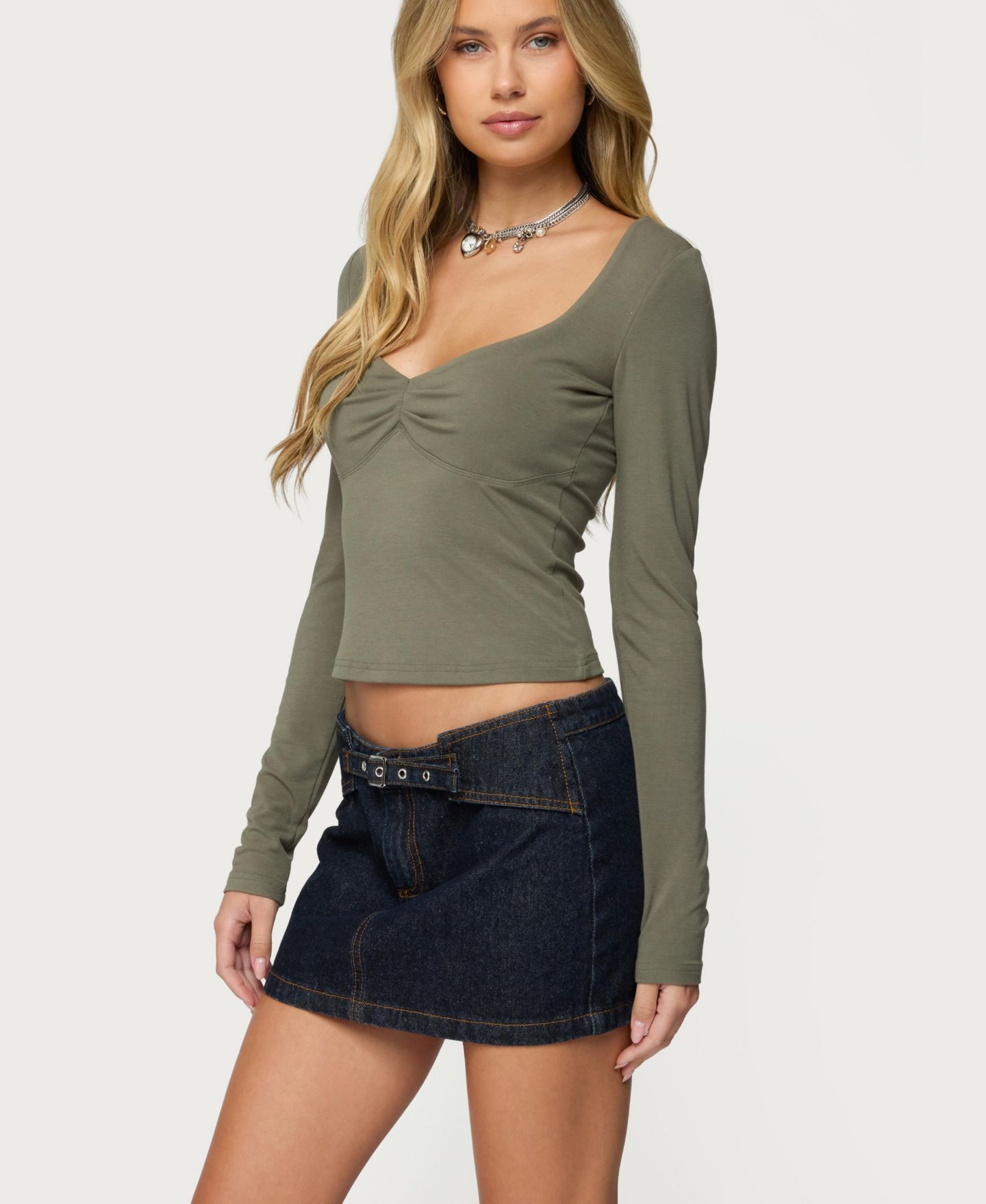 Женский топ Edikted Zelly Deep V Scoop Neck, цвет: Оливковый — фото 4
