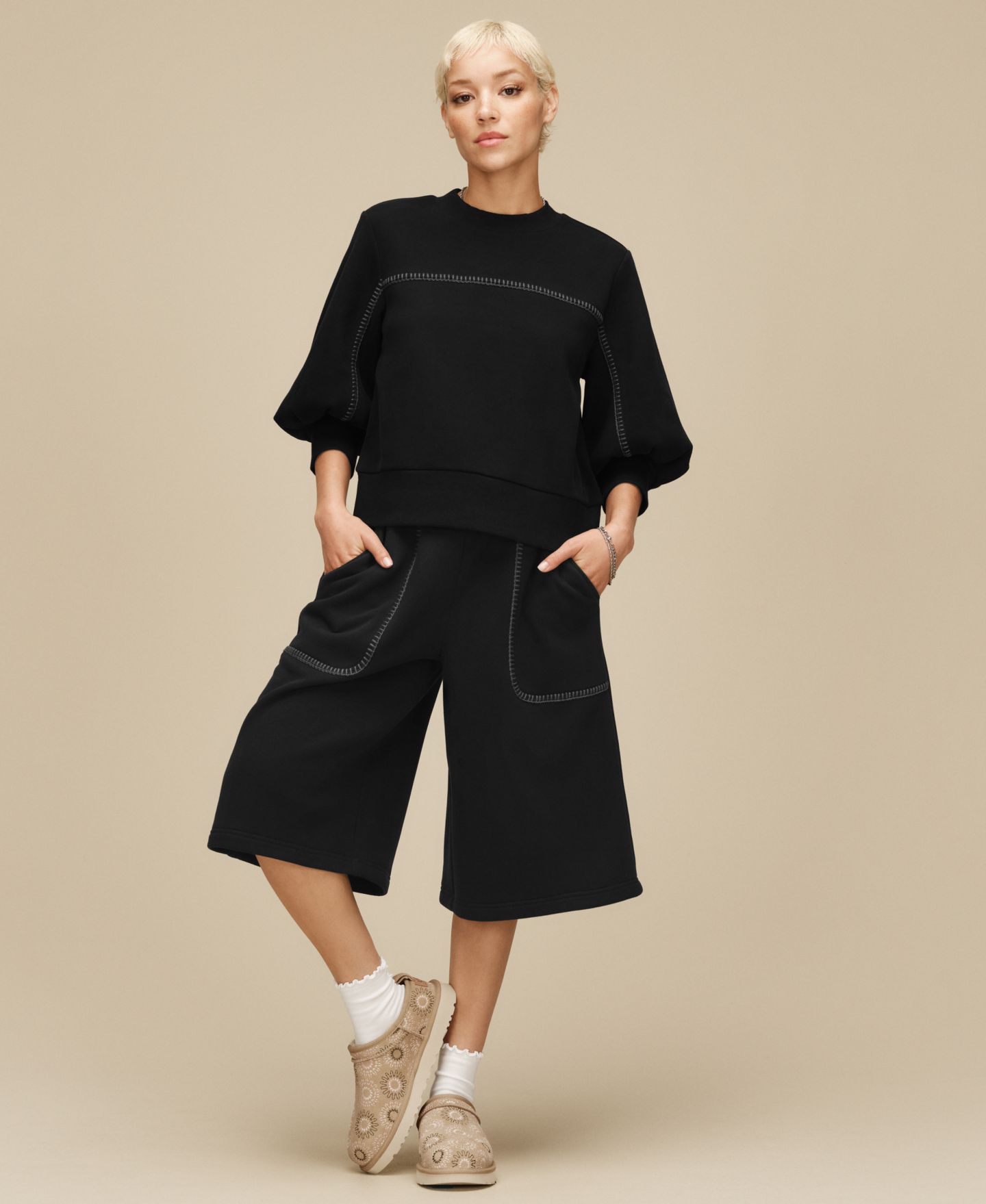 Женские тапочки UGG® Classic Micro Sun Stitch Slip-On Slippers, цвет: Горчичный — фото 7