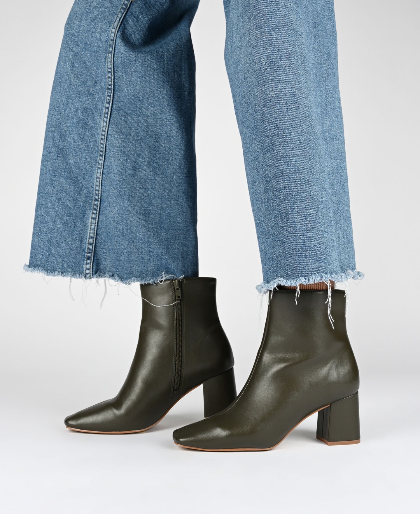 Женские ботинки Journee Collection Haylinn Block Heel Dress Booties, цвет: Чёрный — фото 12