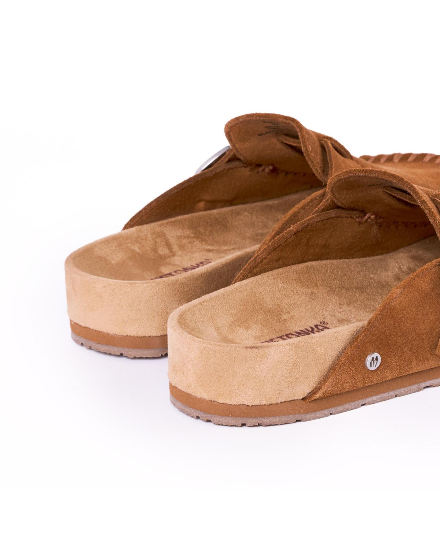 Женские сабо Minnetonka Suede Adjustable Buckle, цвет: Коричневый — фото 6