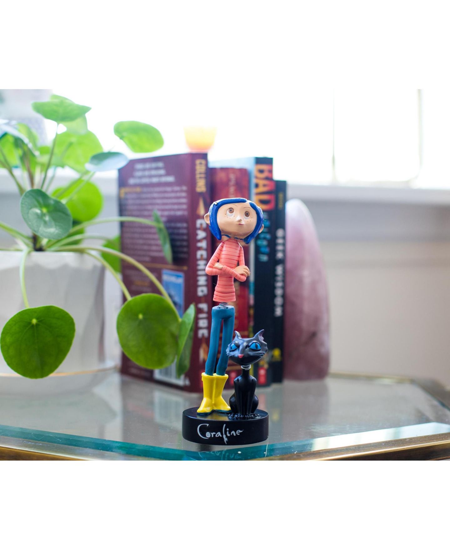 Детские фигурки Surreal Entertainment Coraline With Cat 6.5" Bobblehead, 14 Years & Up, цвет: Синий — фото 3