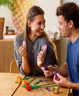 Botanicals Tulip Bouquet Flower D&eacute;cor Building Kit 11501, 576 Pieces