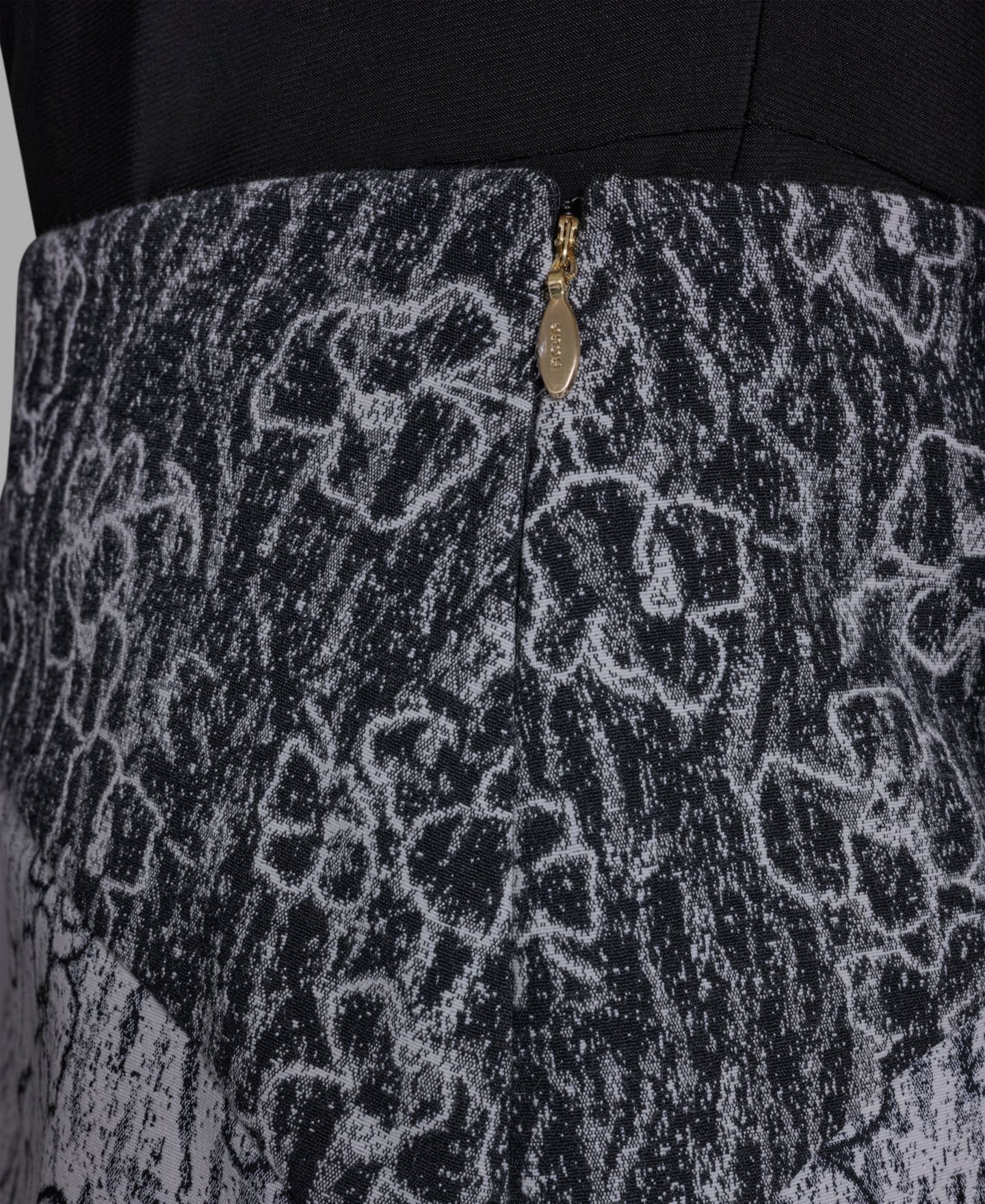 Женская юбка BCBG Side Zipper Mixed Print Pencil, цвет: Белый / Чёрный — фото 4