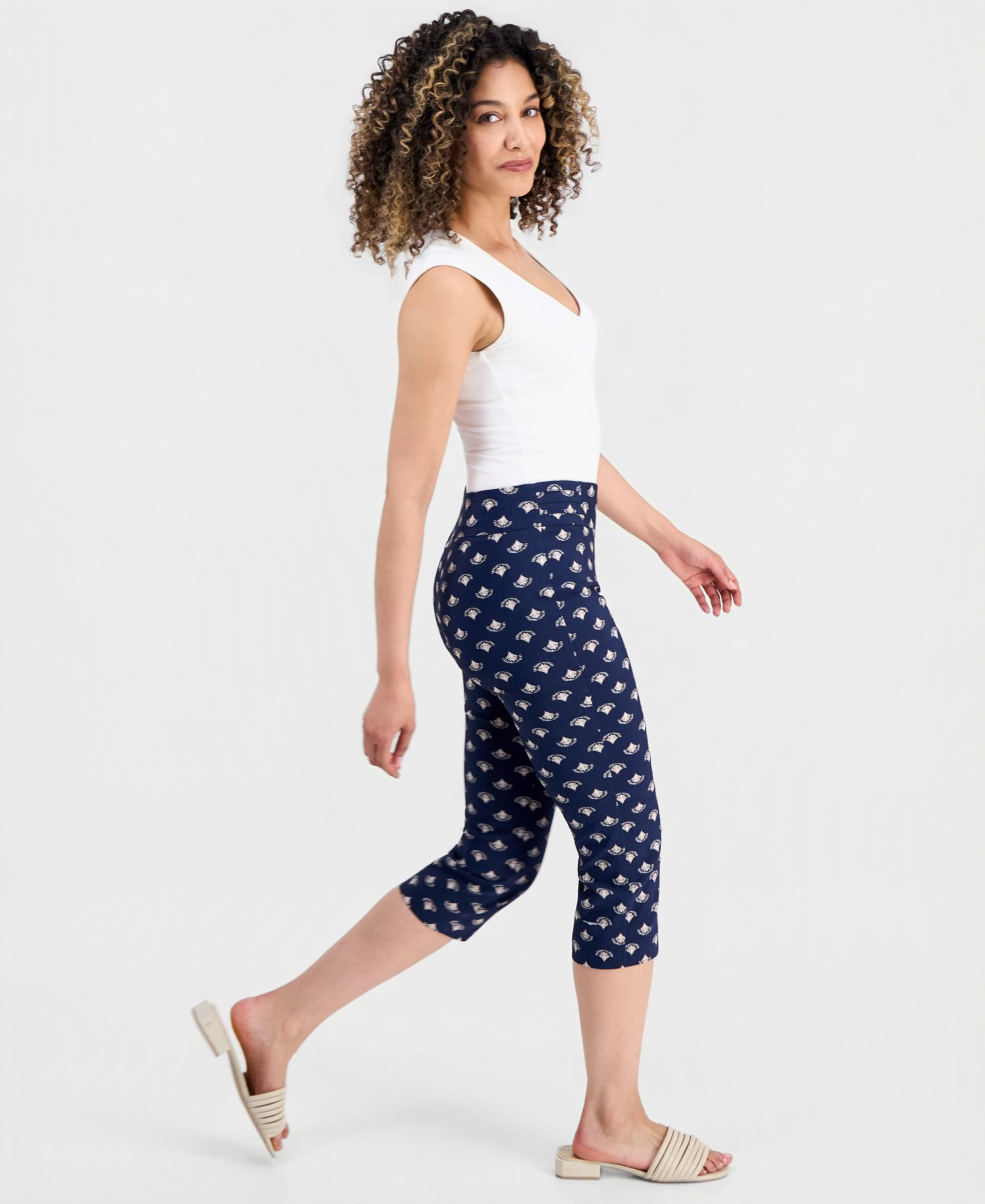Petite Graphic Flourish Rivet Capri Pants
