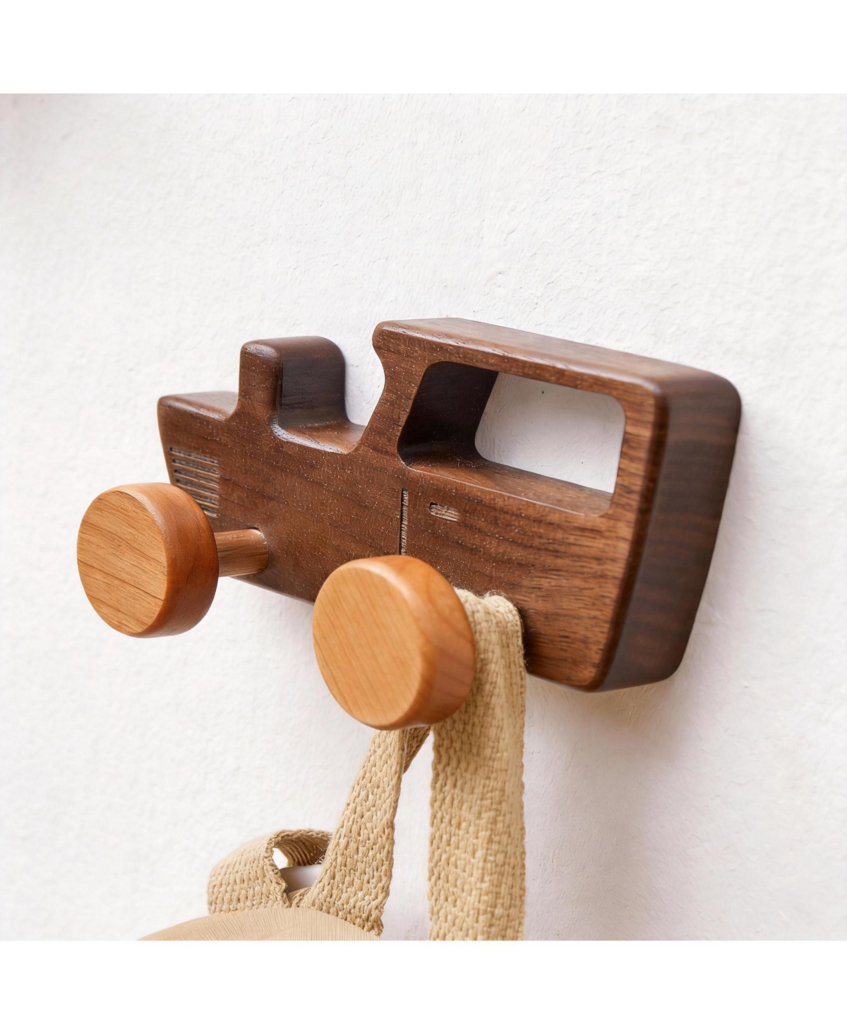 Yigii Walnut Wood Car-Shaped Coat Hooks for Kids