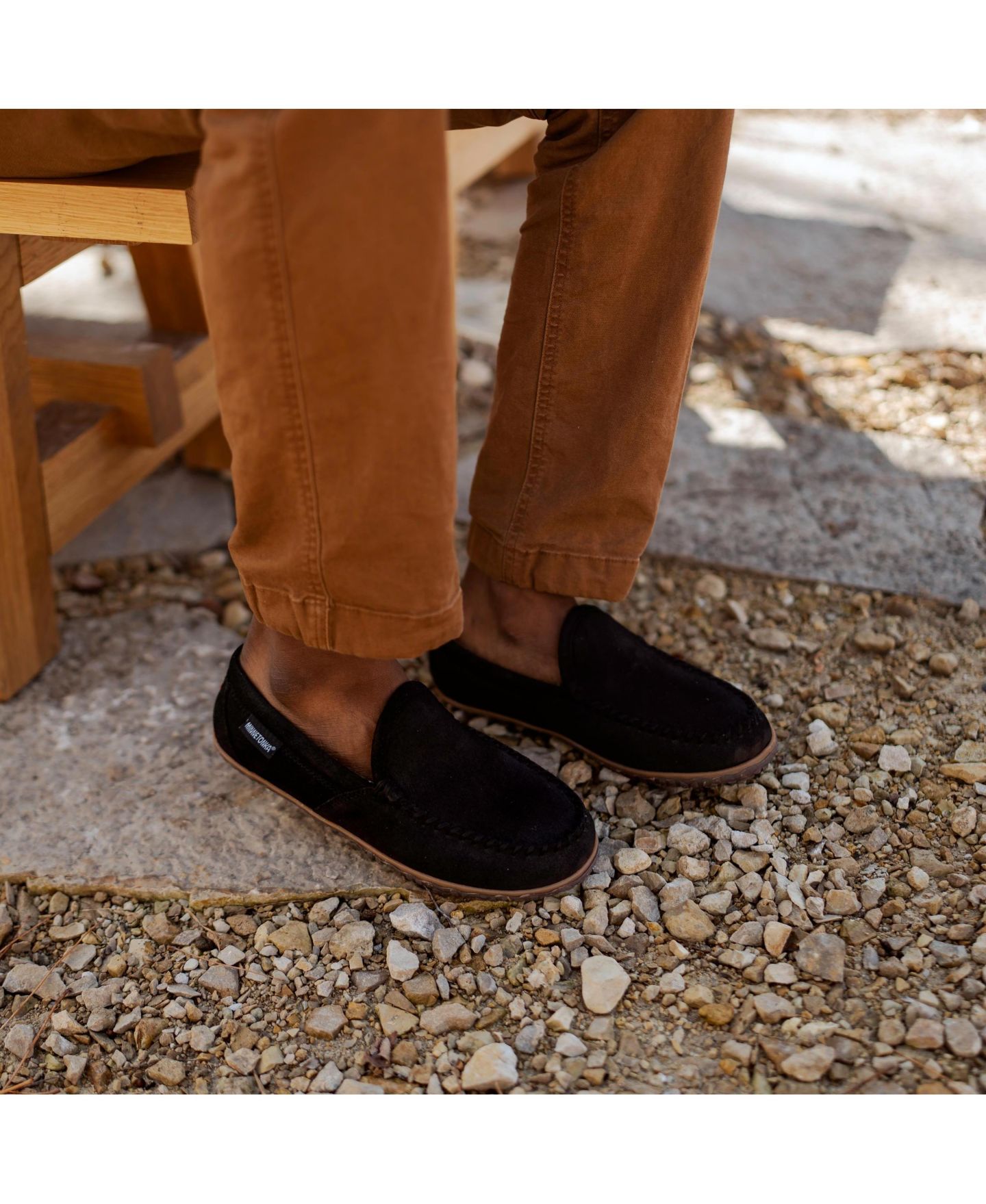 Мужские тапочки Minnetonka Tilden Suede Indoor/Outdoor Slippers, цвет: Чёрный — фото 4