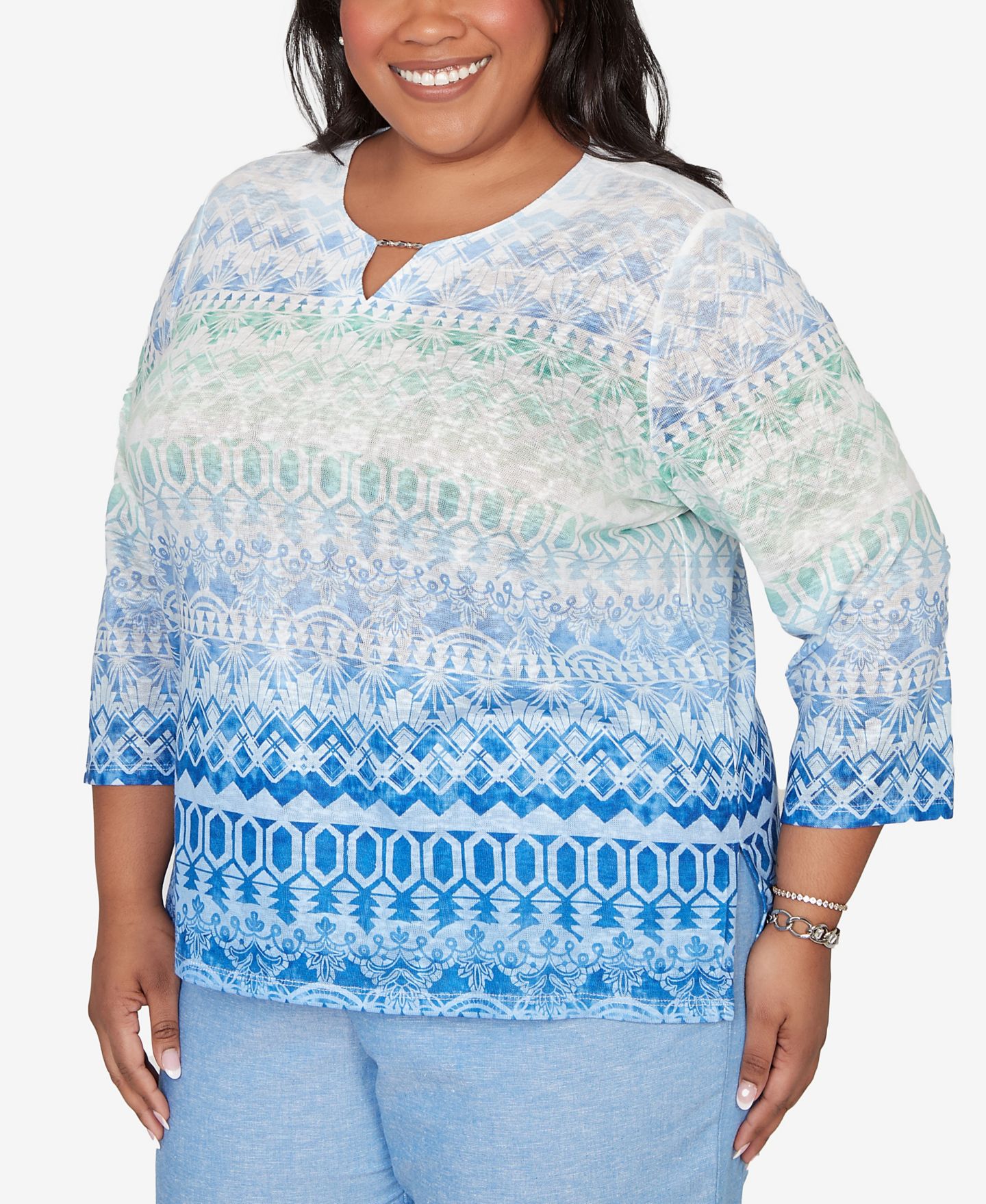 Женский топ Alfred Dunner Plus Size Caribbean Blues Ombre Biadere Split Neck, цвет: Океанский синий — фото 3