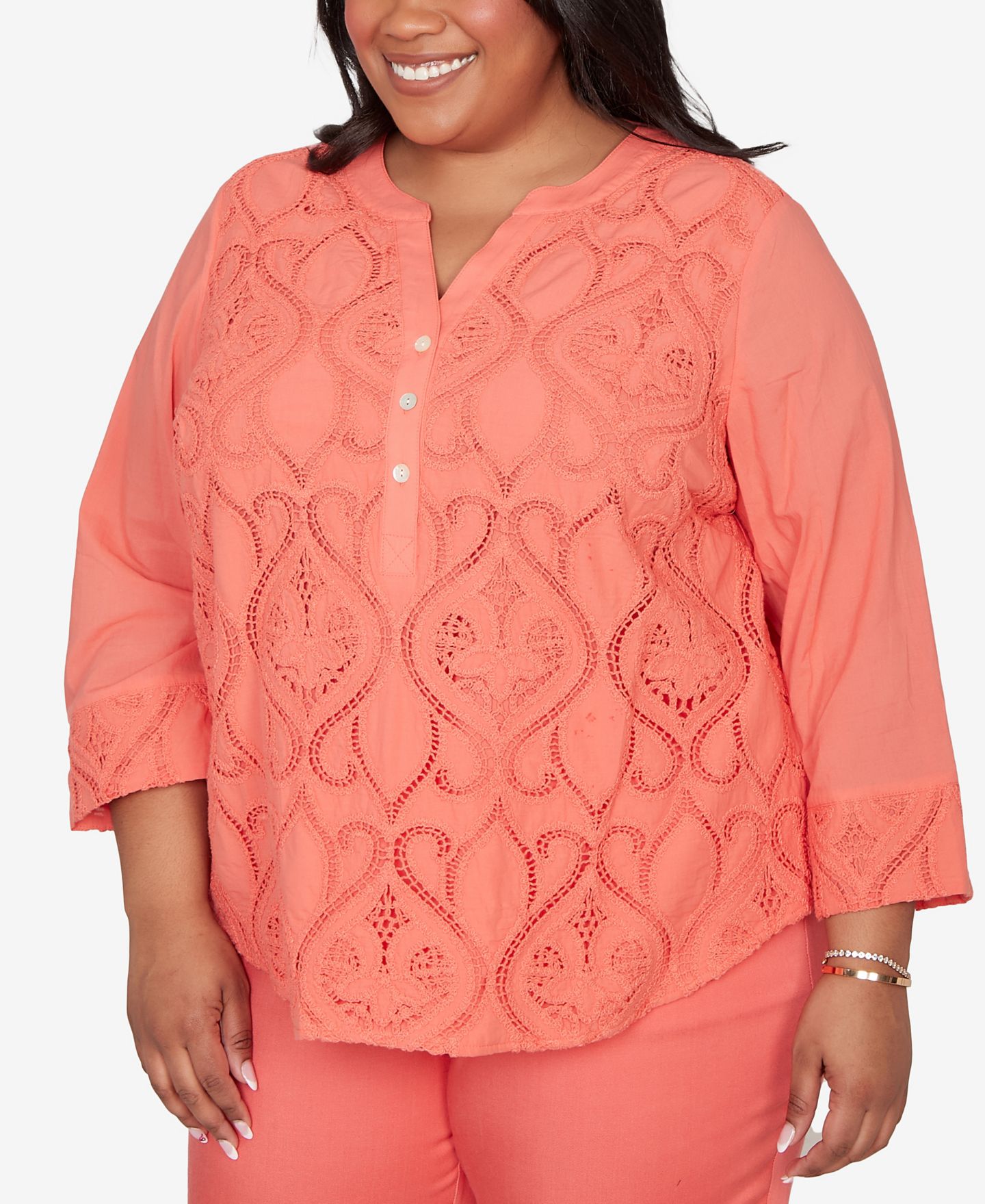 Женский топ Alfred Dunner Plus Size Resort Living Textured Lace Scroll Henley, цвет: Оранжевый — фото 3