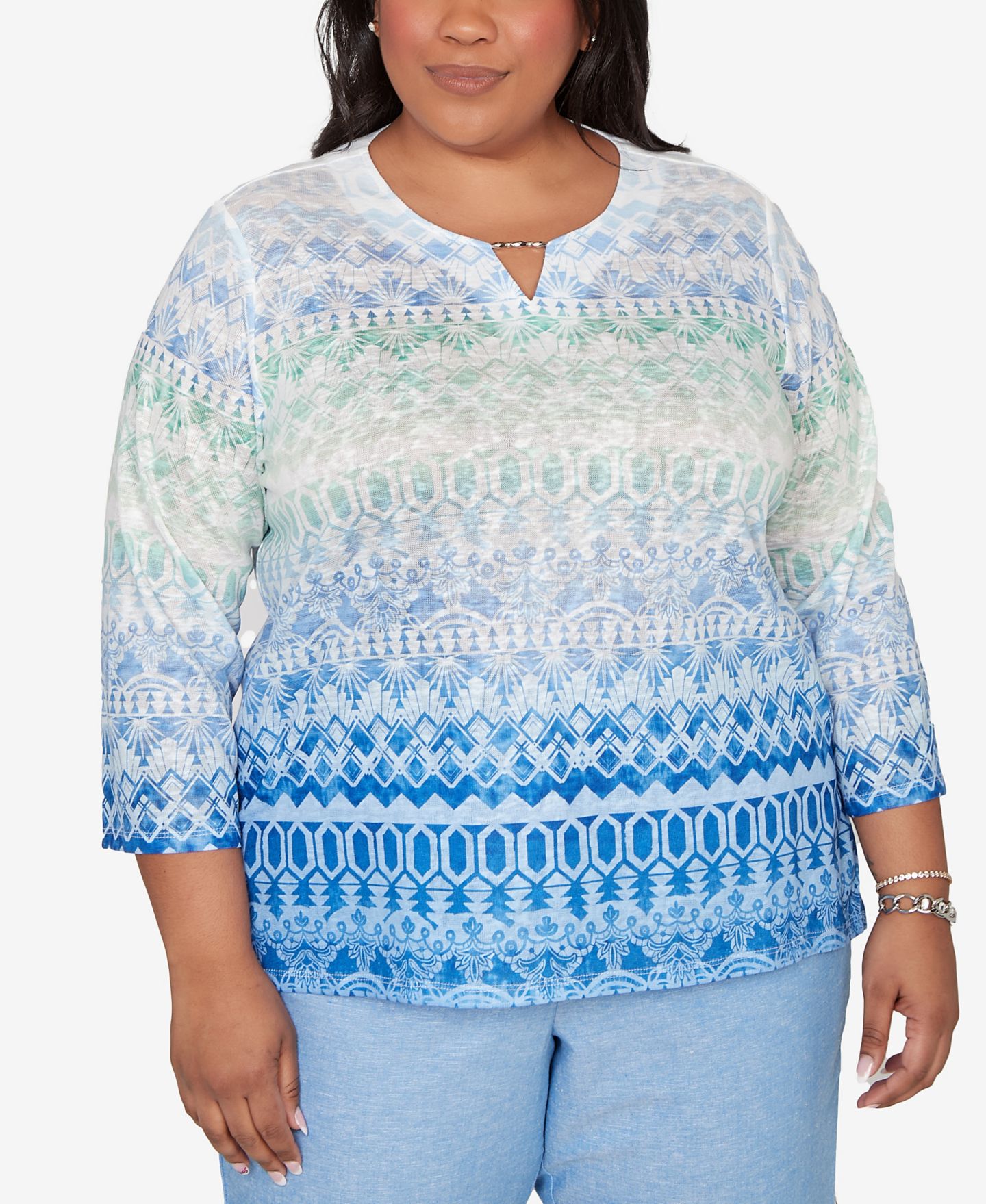 Женский топ Alfred Dunner Plus Size Caribbean Blues Ombre Biadere Split Neck, цвет: Океанский синий — фото 2