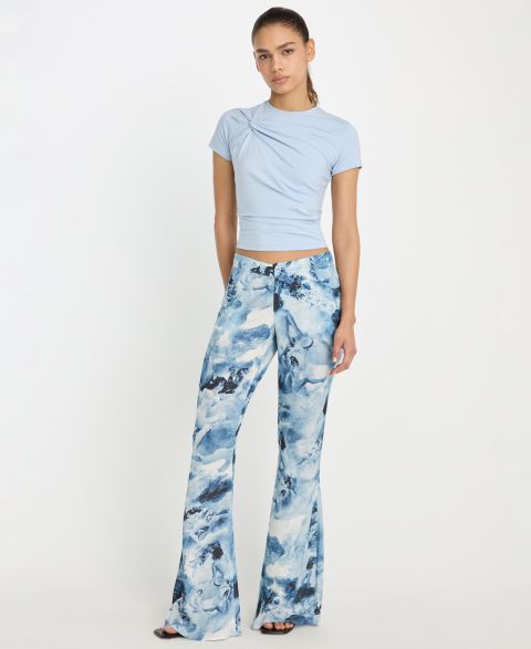Женские брюки Good American Printed Flare, цвет: Синий с принтом