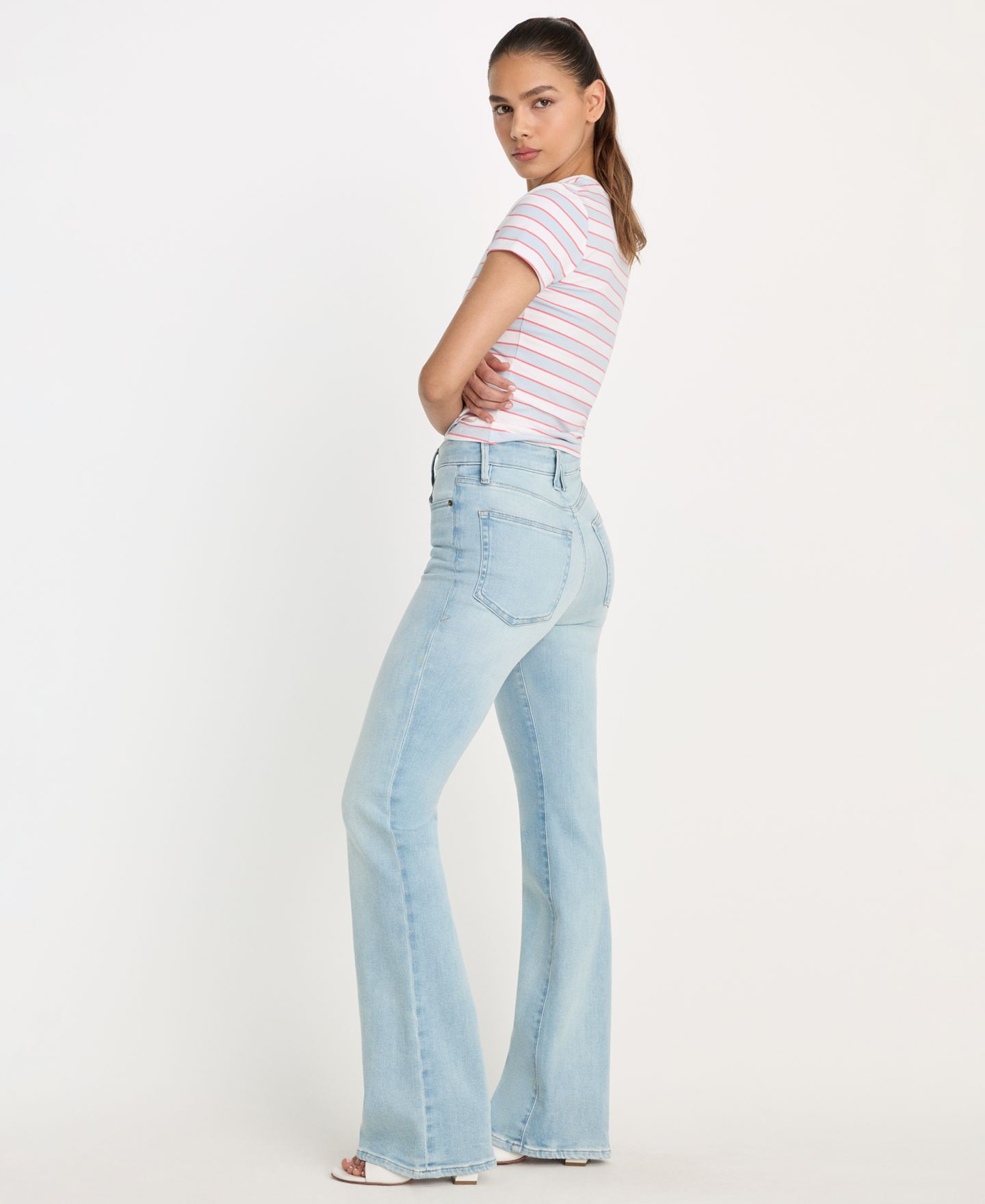 Женские джинсы Good American Classic Bootcut, цвет: Индиго — фото 3