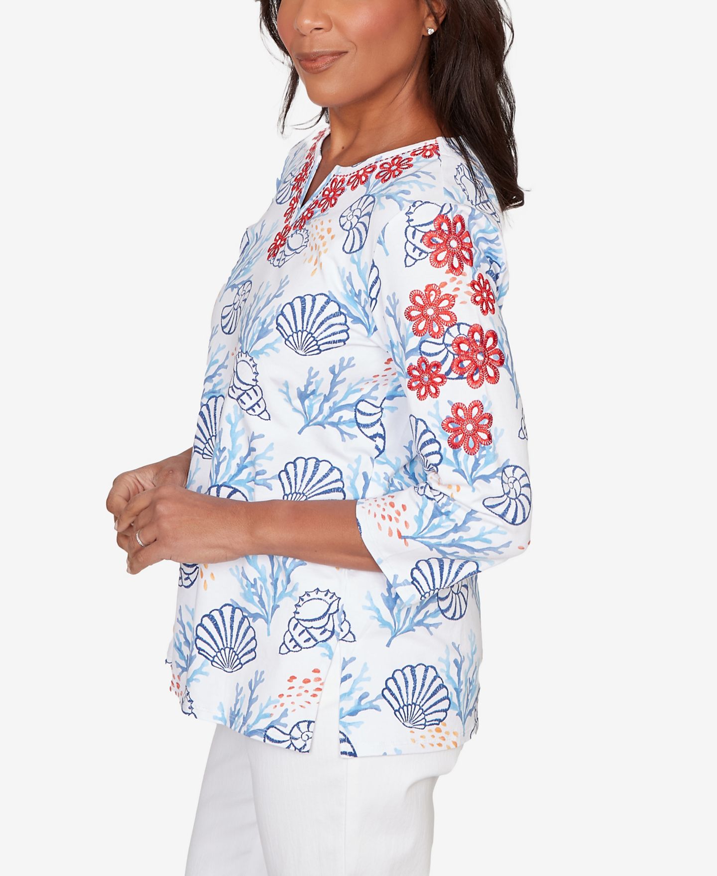 Женский топ Alfred Dunner Petite Port Side Shell Print Embroidered, цвет: Синий разноцветный — фото 4