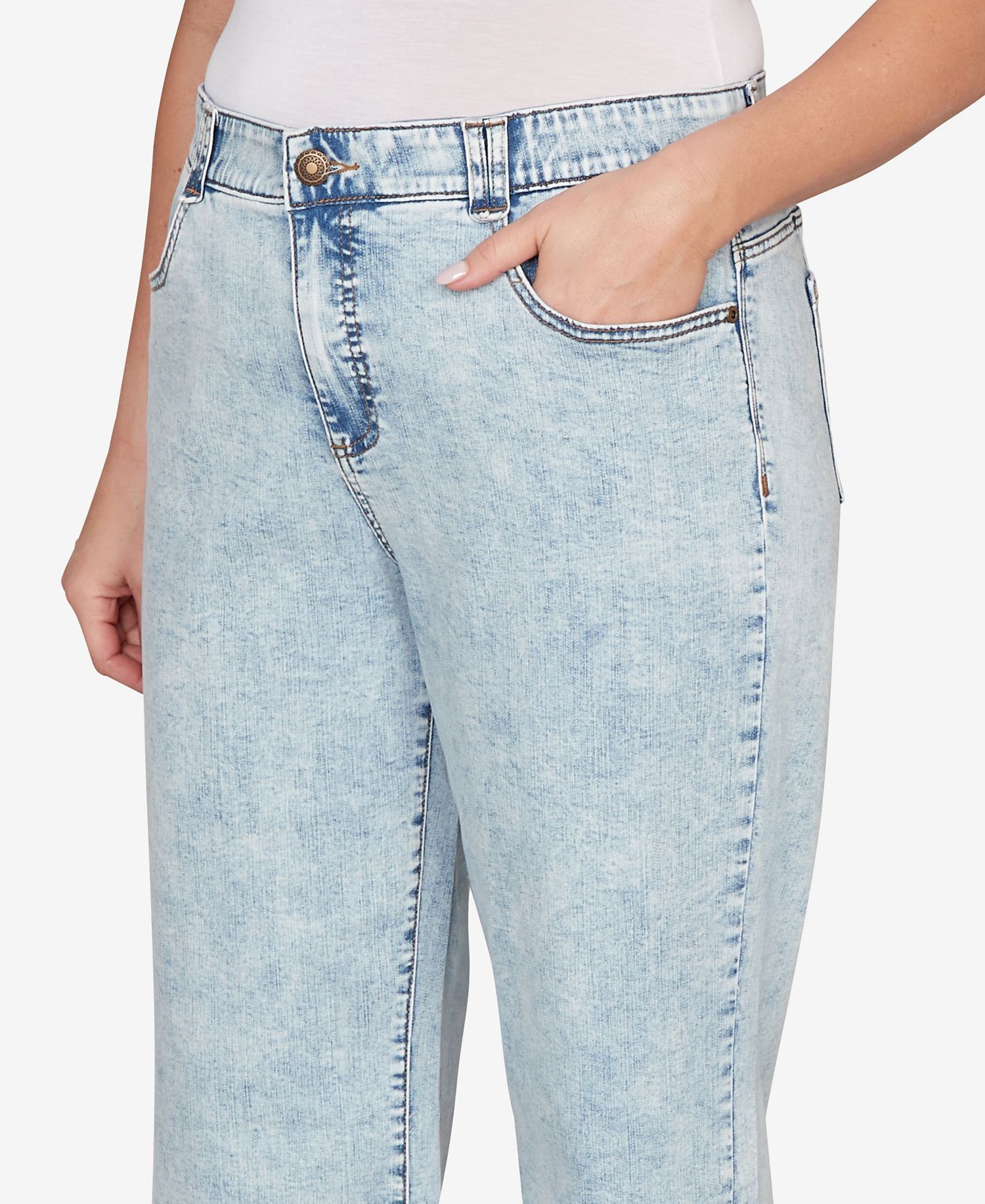 Plus Size Comfort Waist Wide-Leg Cropped Jeans