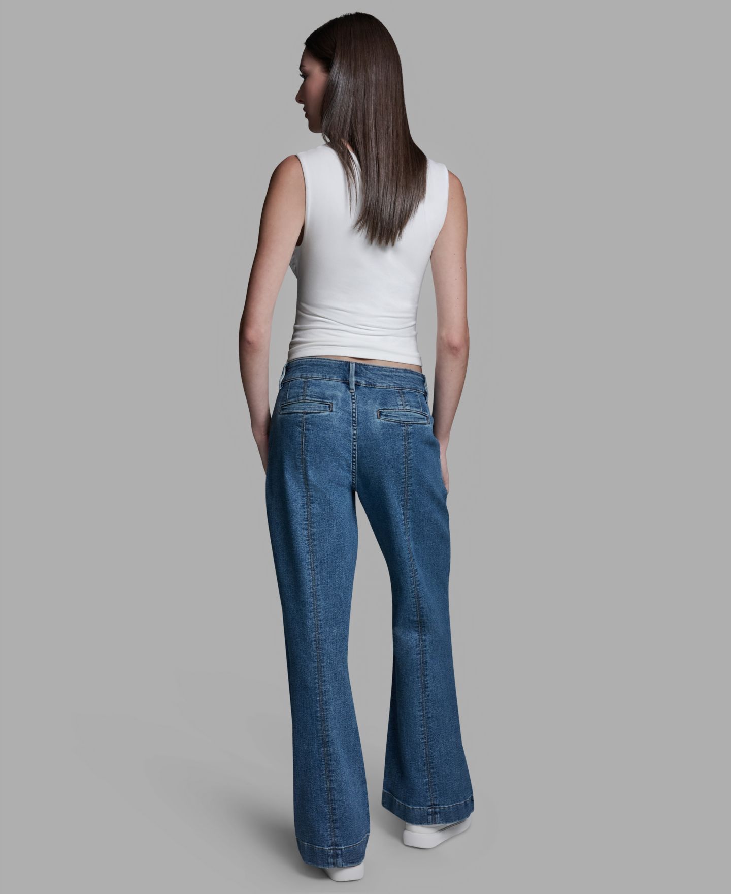 Женские джинсы BCBG Mid-Rise Flared, цвет: Джинсовый — фото 5