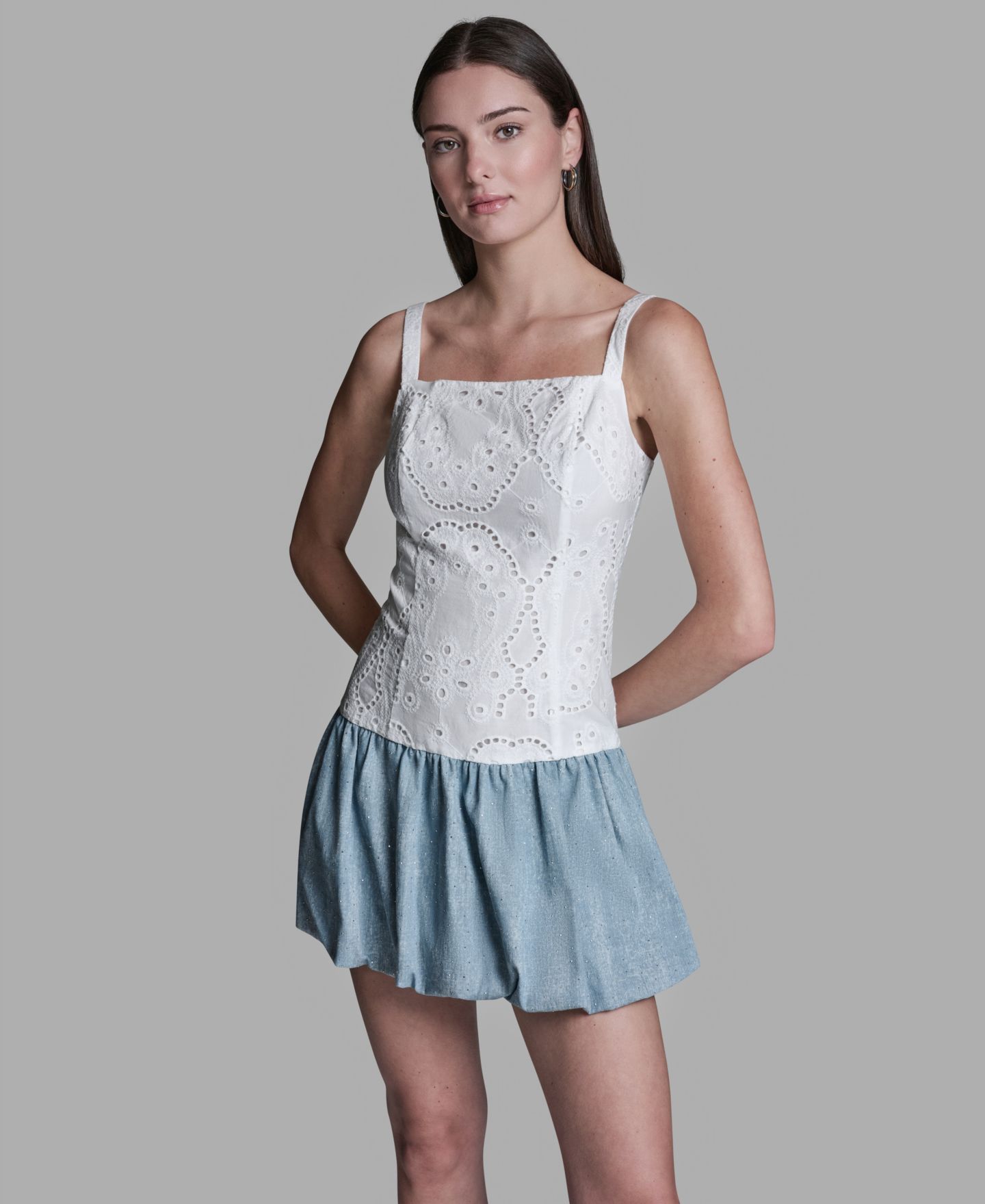 Женское платье BCBG Eyelet Detail Sleeveless Square Neck Bubble Hem Mini, цвет: Белый / Небесно-голубой индиго — фото 1