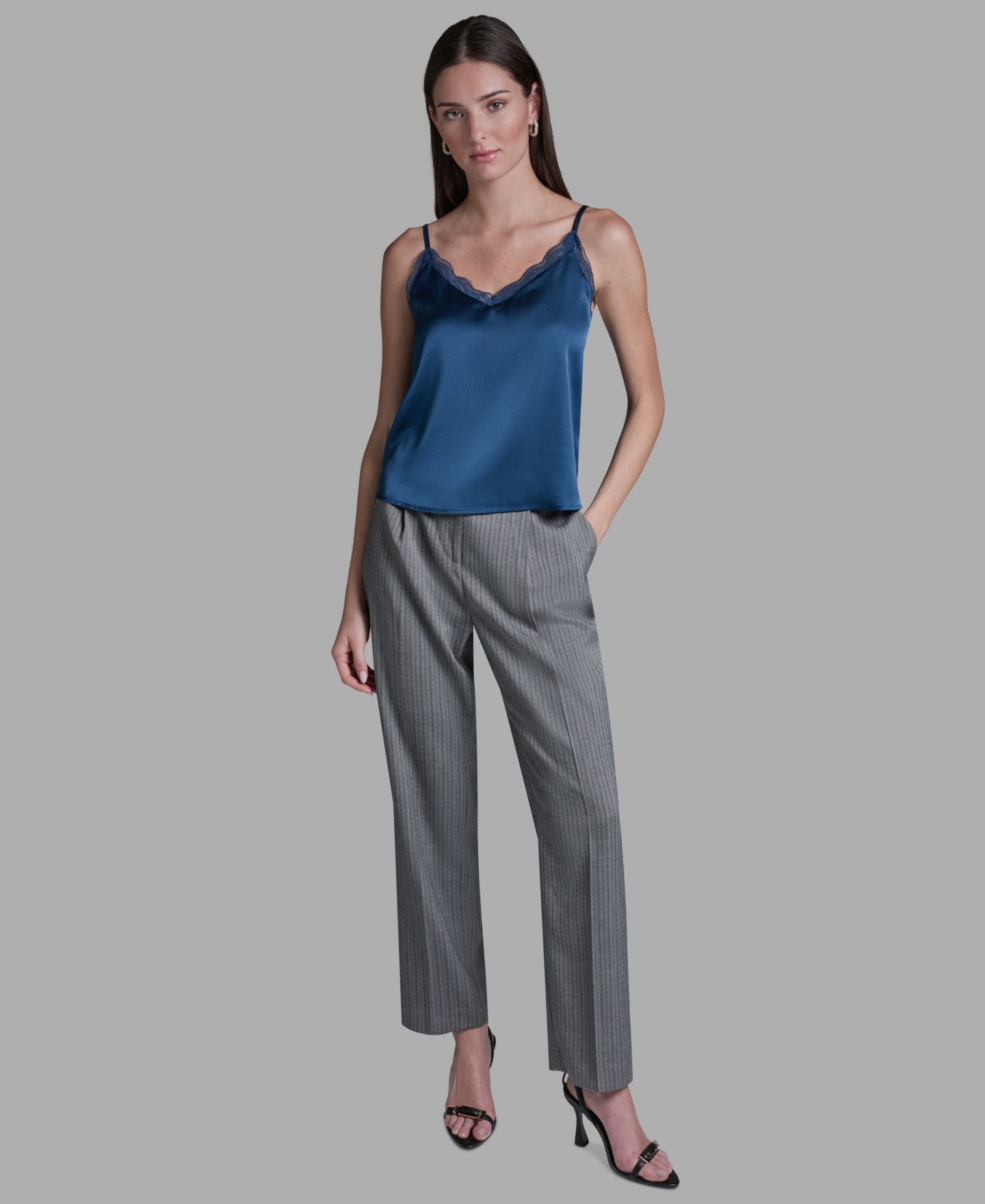 Женская блузка BCBG Lace Sleeveless V-Neck Cami Blouse, цвет: Индиго ночной — фото 2