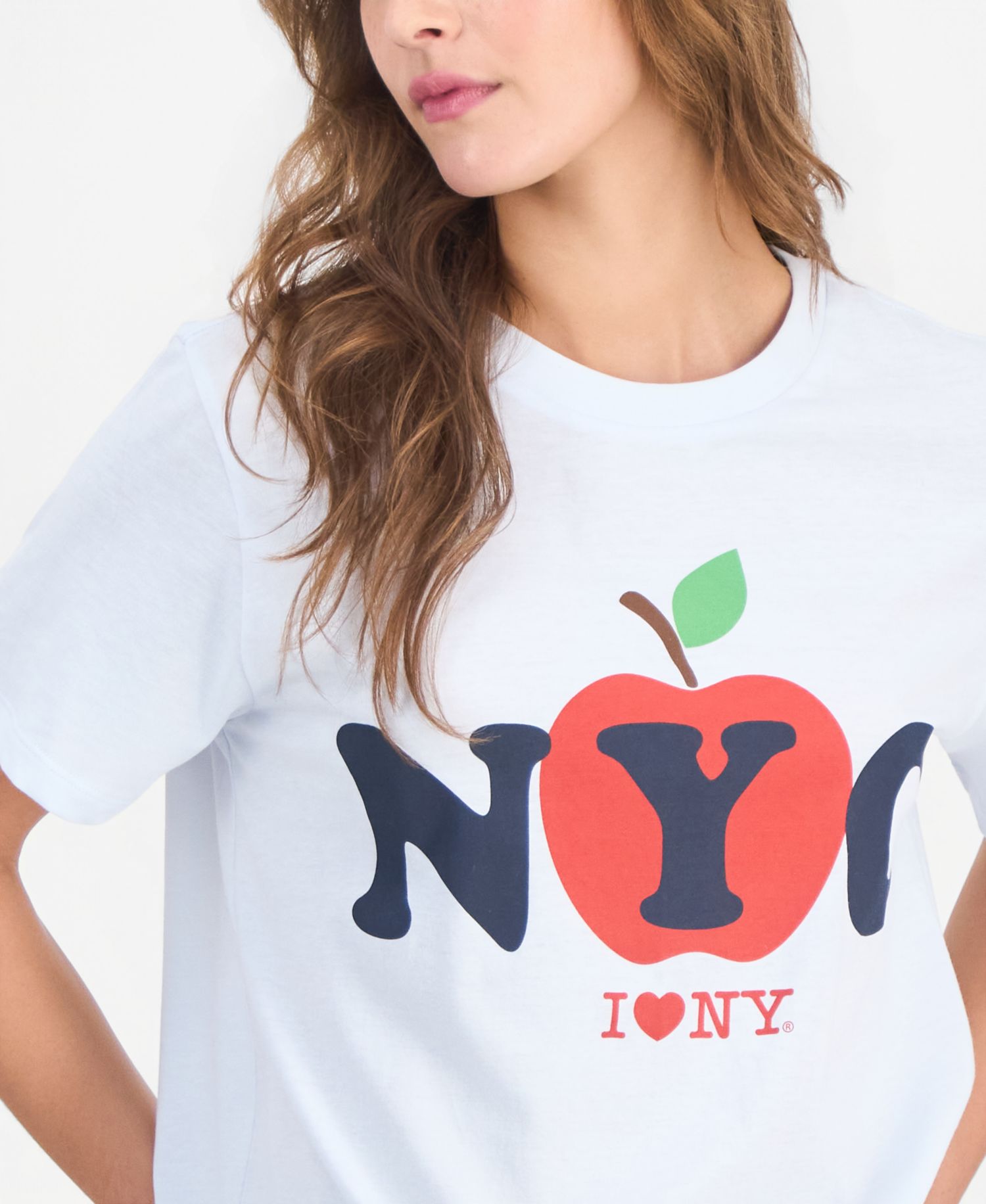 Juniors' NYC Apple Graphic Print Crewneck T-Shirt