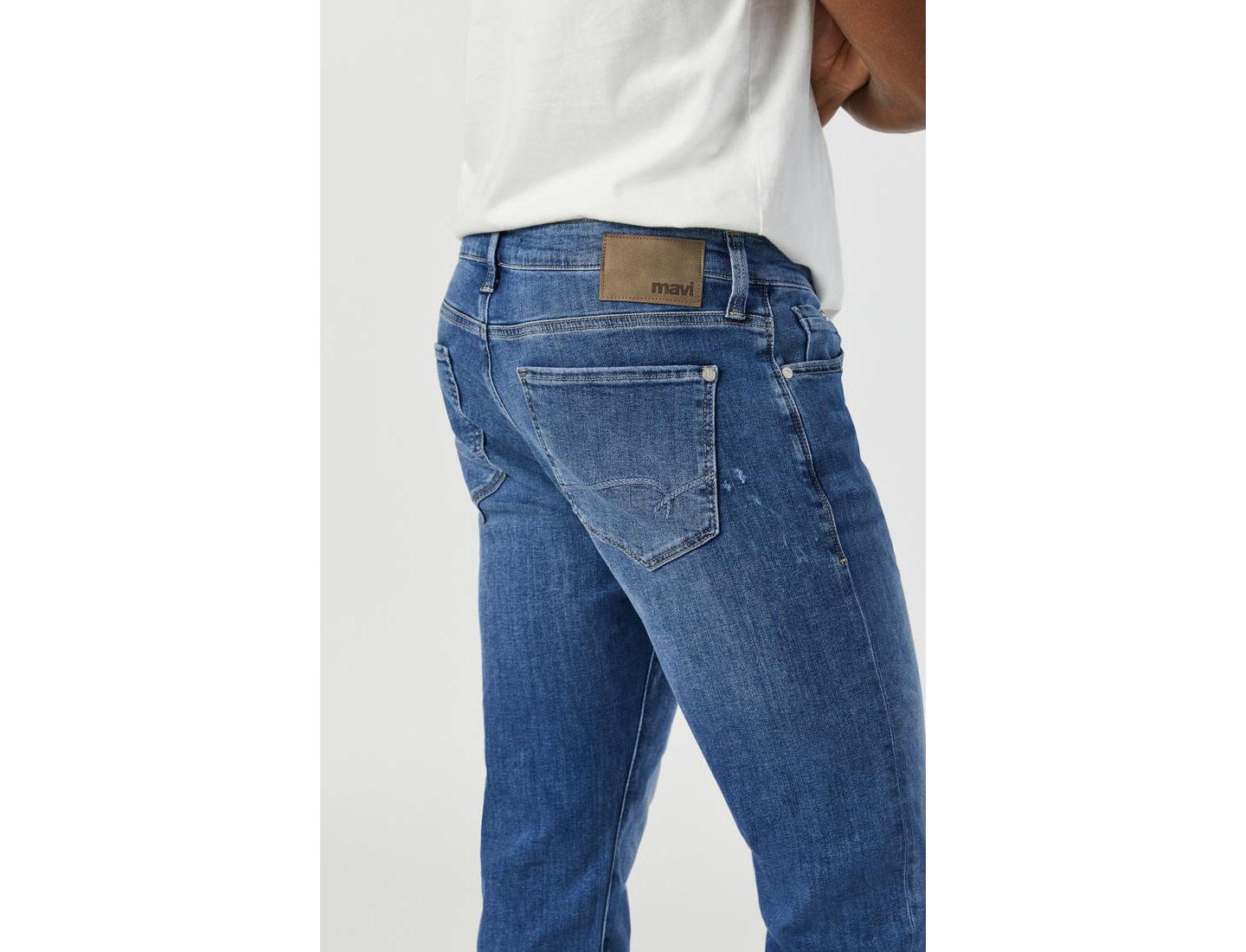 Мужские джинсы Mavi Jeans Marcus Slim Straight Leg Jeans in Mid Foggy Feather — фото 3