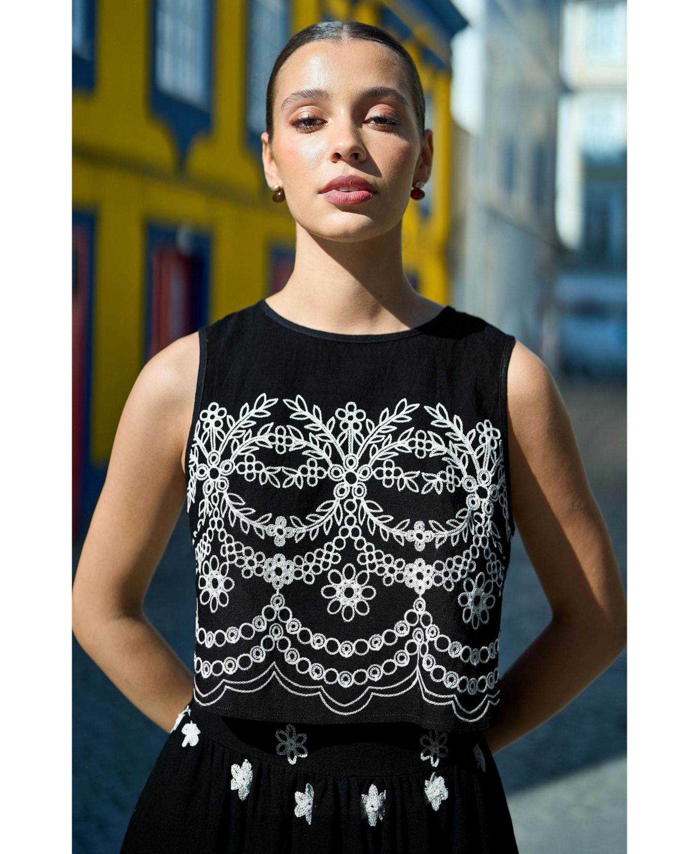 Женский топ Yumi Embroidered Crop, цвет: Чёрный — фото 4