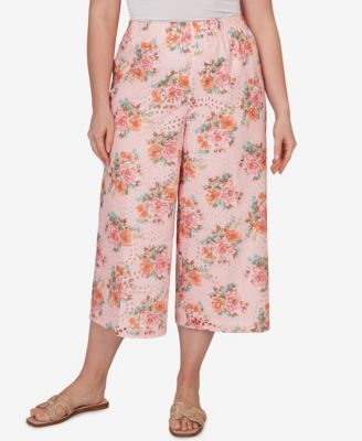 Plus Size Floral Eyelet Pull-On Capri Pants