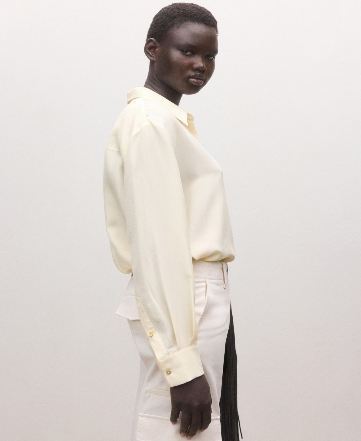 Женская блузка Mango Selection Silk with Concealed Buttons, цвет: Пастельный жёлтый — фото 5