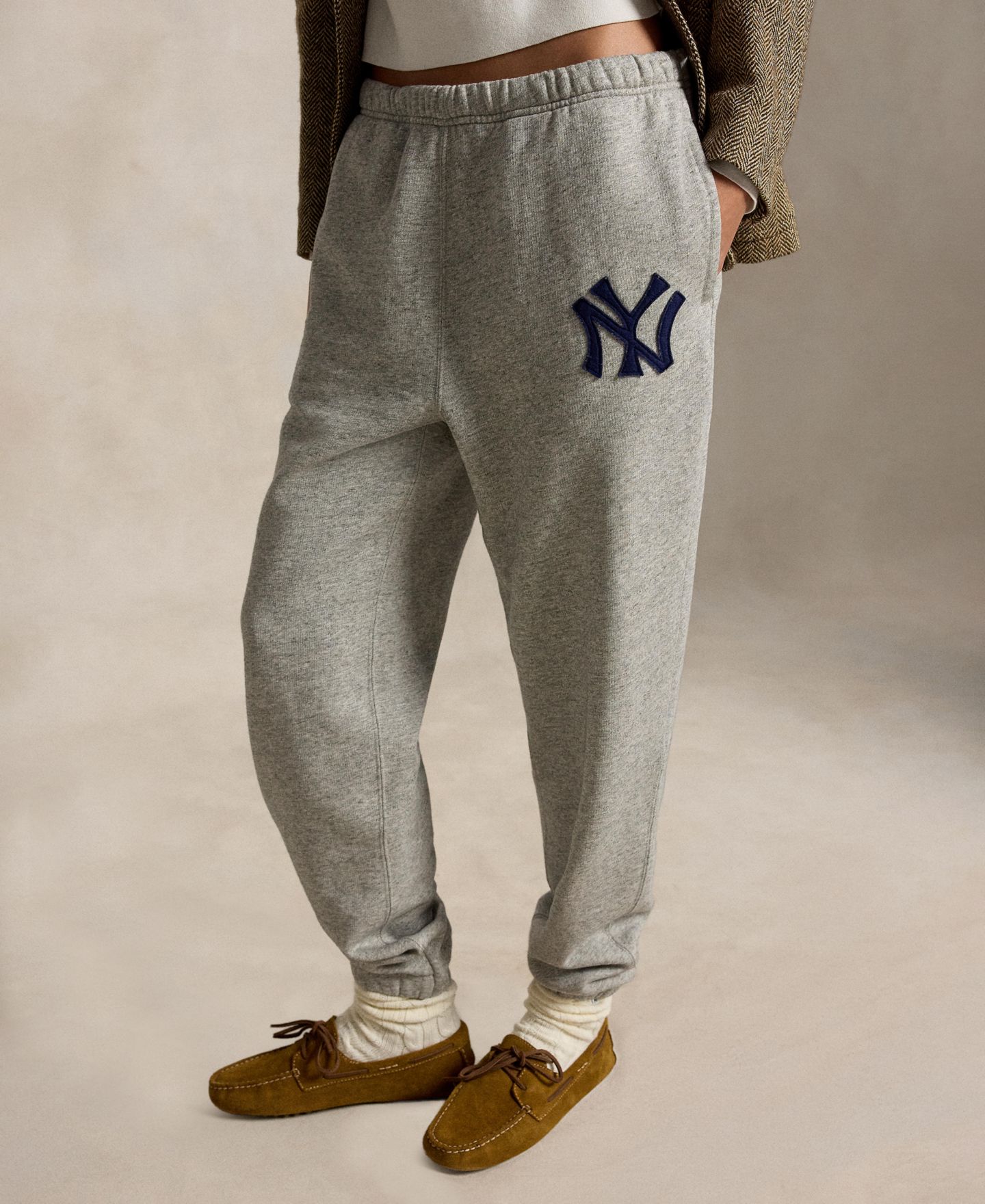 Мужские брюки Polo Ralph Lauren Logo Patch Sweatpants, цвет: Меланжевый — фото 3