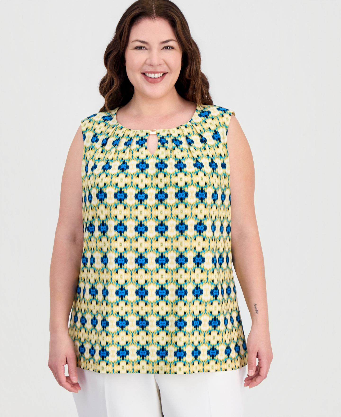Женский топ Kasper Plus Size Printed Pleat-Neck Sleeveless Top, цвет: Разноцветный — фото 1
