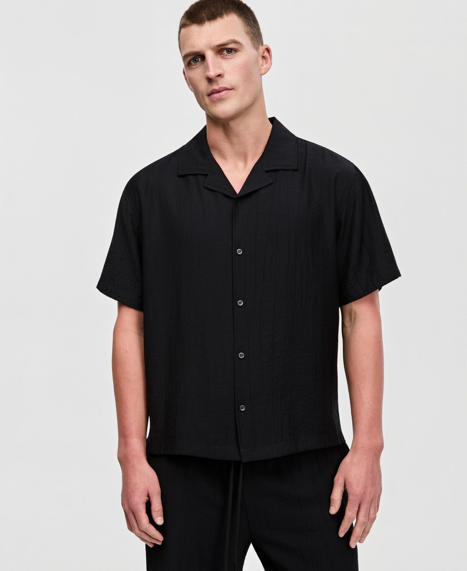 Men's Short-Sleeve Relaxed-Fit Crinkled Shirt