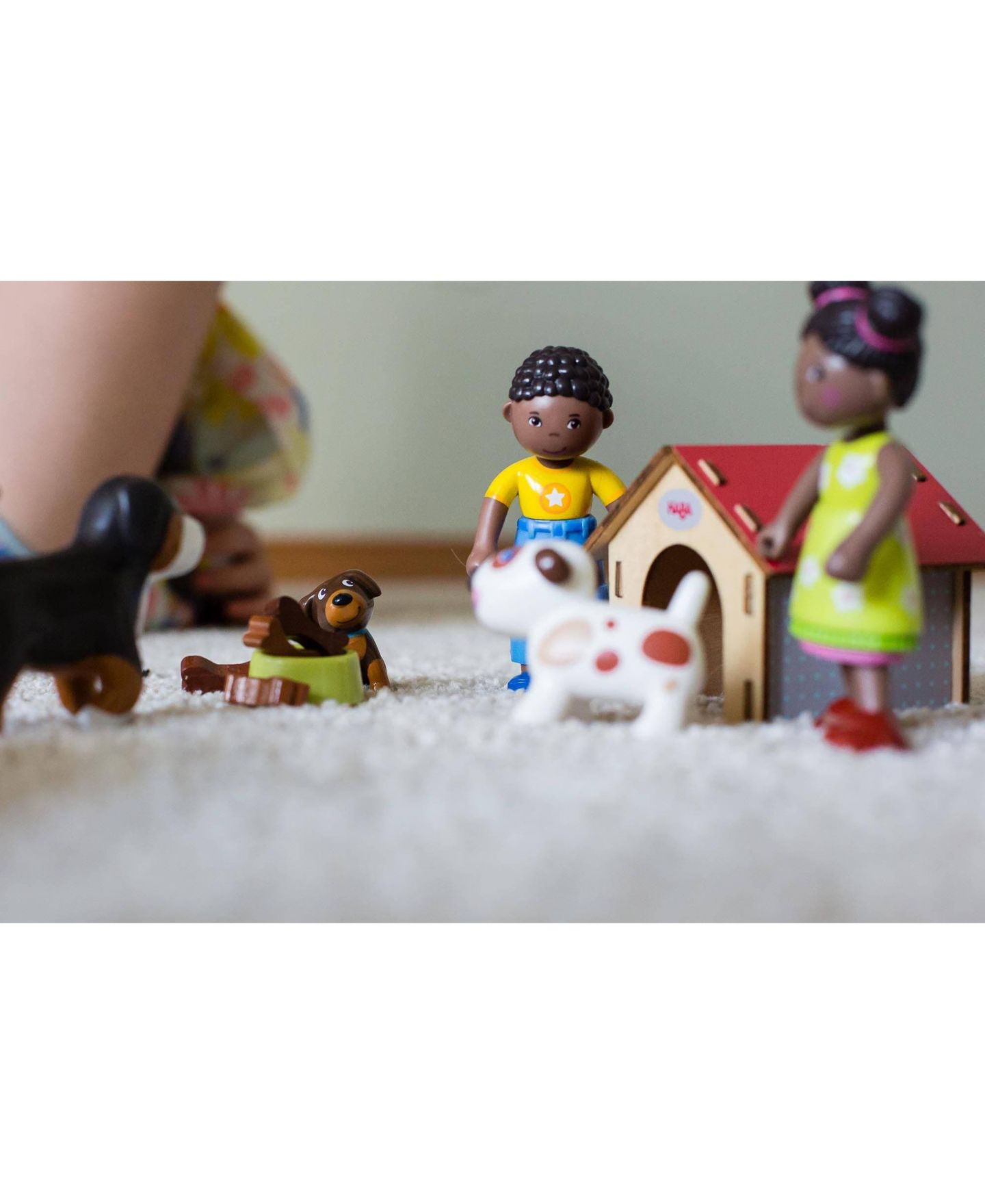 Детская фигурка Haba Lucky Dog 1.75" Figurine with Doghouse and Wooden Bones, Ages 3+, цвет: Красный — фото 7
