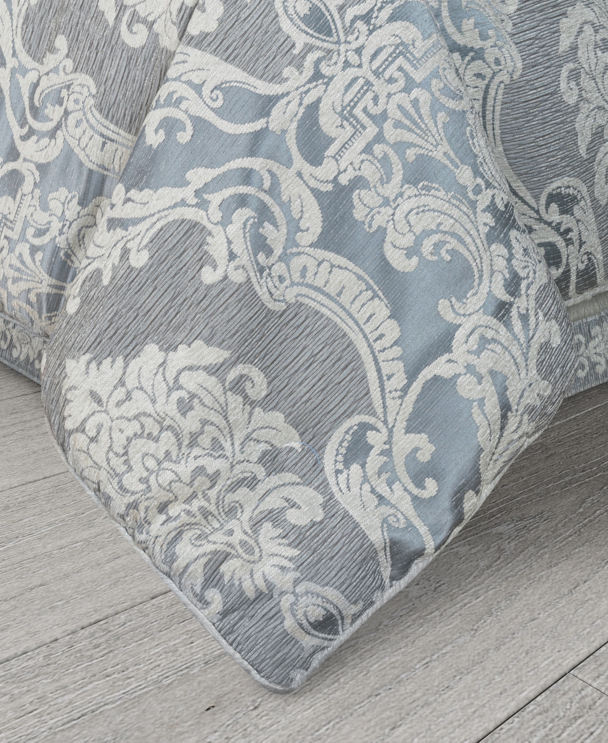 J Queen New York Queensbury Print 4-Pc. Comforter Set