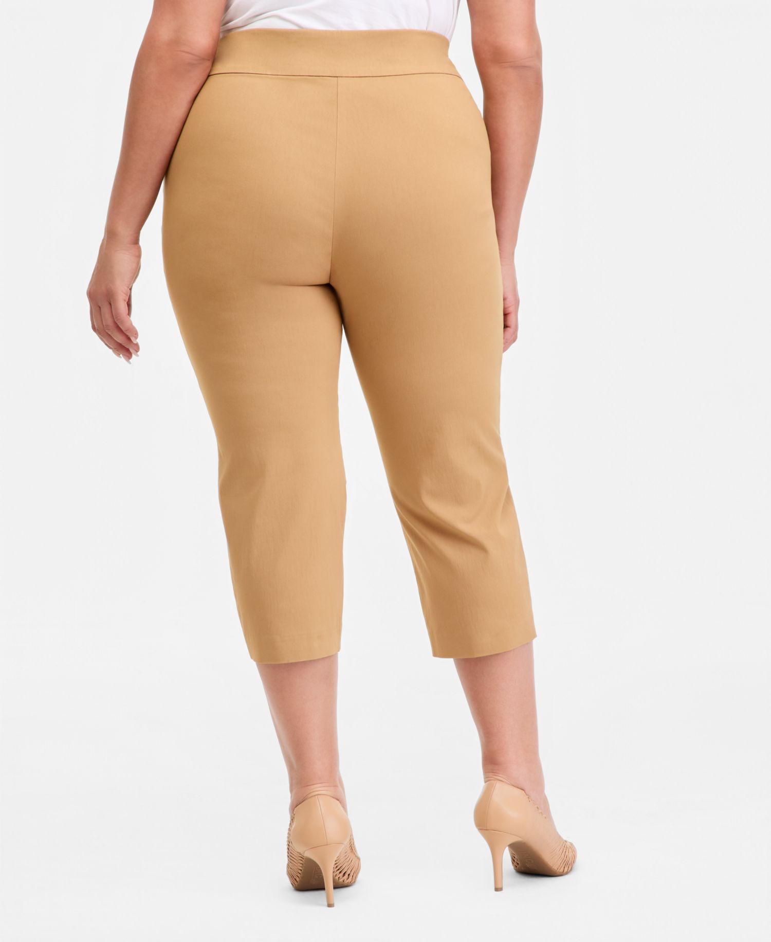 Plus Size Mid-Rise Pull-On Capri Pants