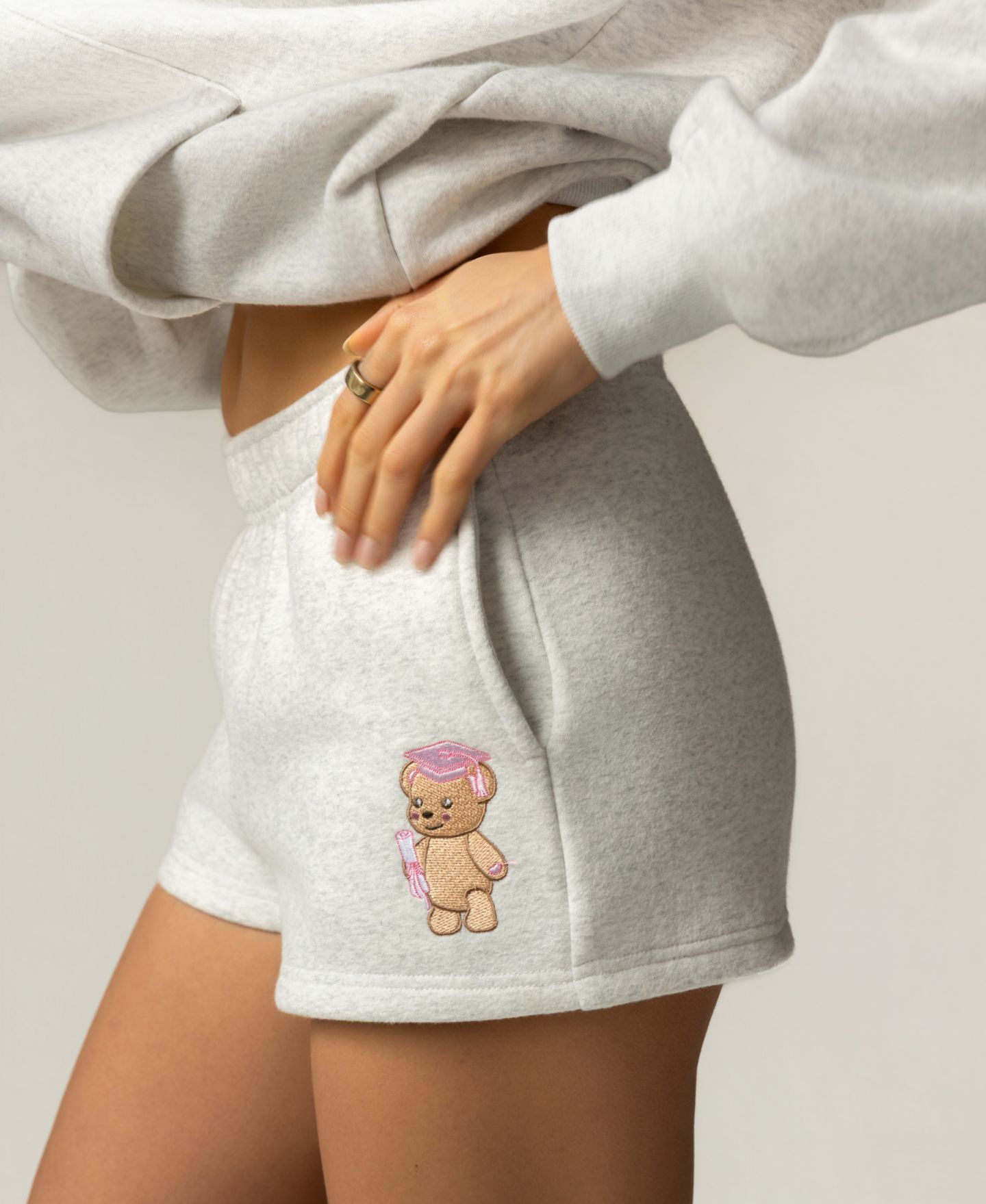 Женские шорты The Happy Camp3r Juniors' Graduation Bear Fleece, цвет: Меланжевый серый — фото 3