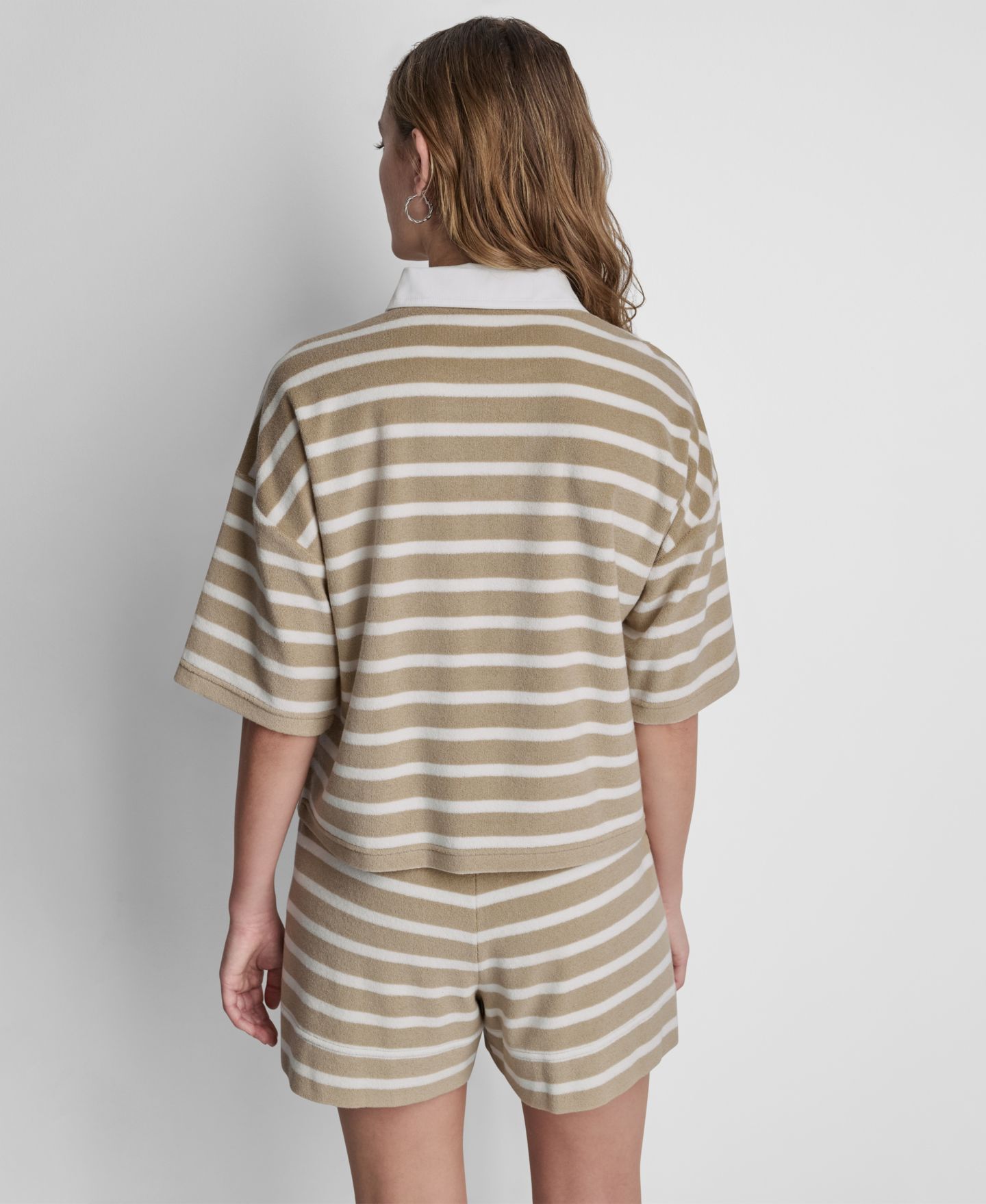 Женские комплекты DKNY Jeans Towelling Terry Stripe Boxy Polo Top and High-Rise Pull-On Shorts, цвет: Peacoat / Сливочный — фото 4