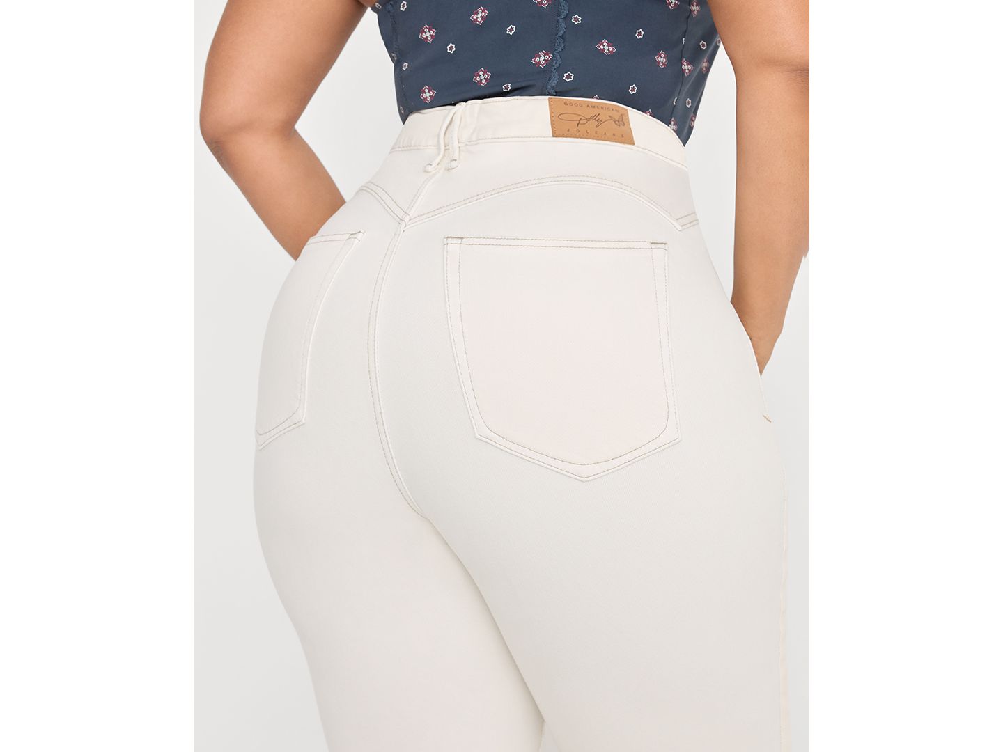 Женские джинсы Good American Dolly Joleans Mid-Rise Flared-Leg, цвет: Винтажный белый — фото 7