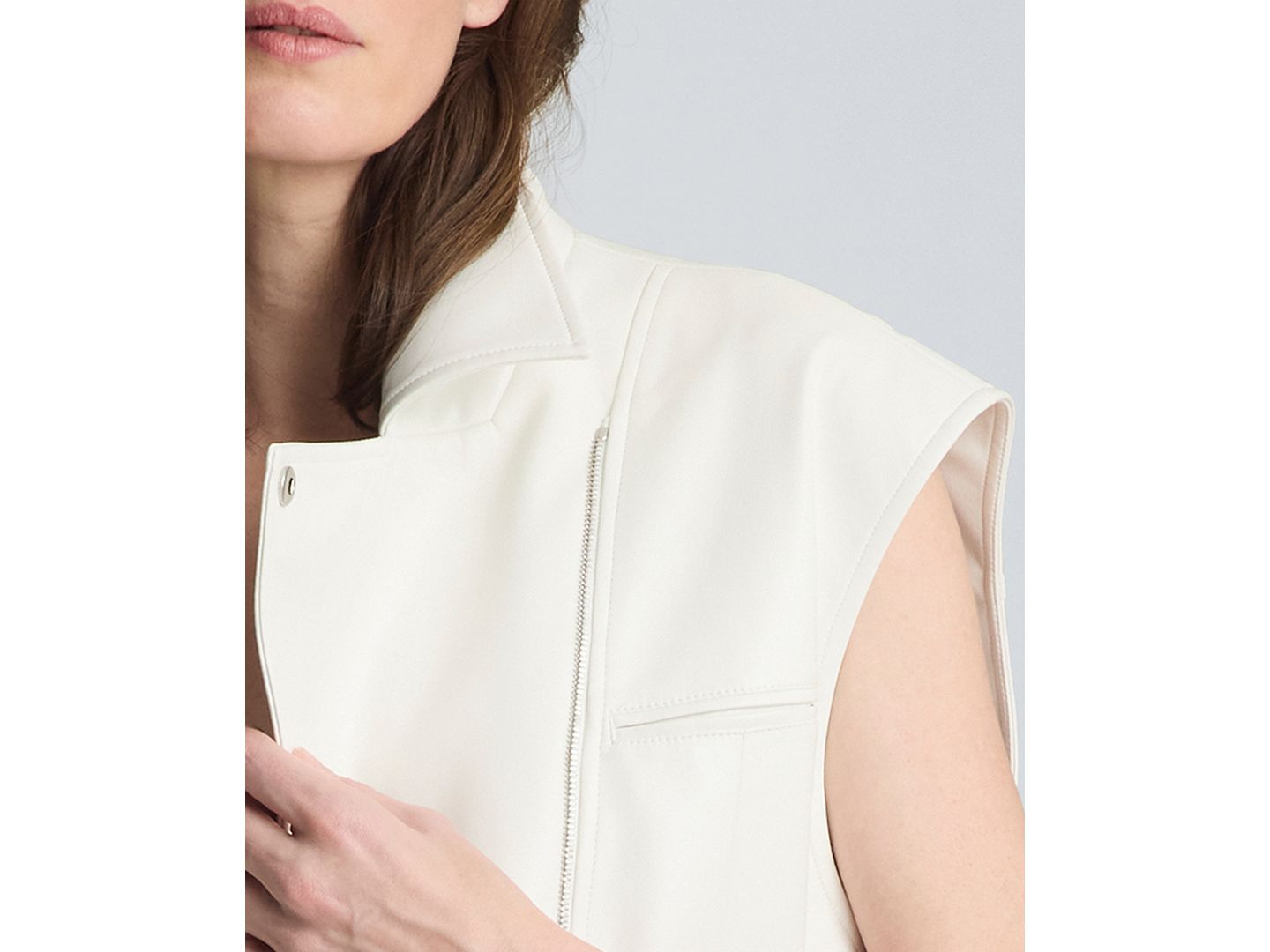 Женский жилет Kenneth Cole Boxy Moto Faux Leather Sleeveless Vest, цвет: Чистый белый — фото 7