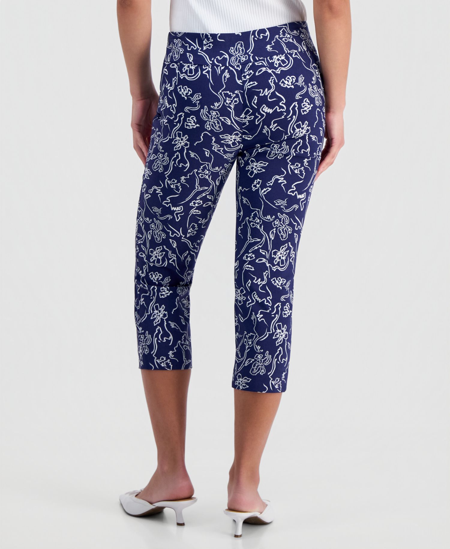 Petite Tummy-Control Pull-On Capri Pants