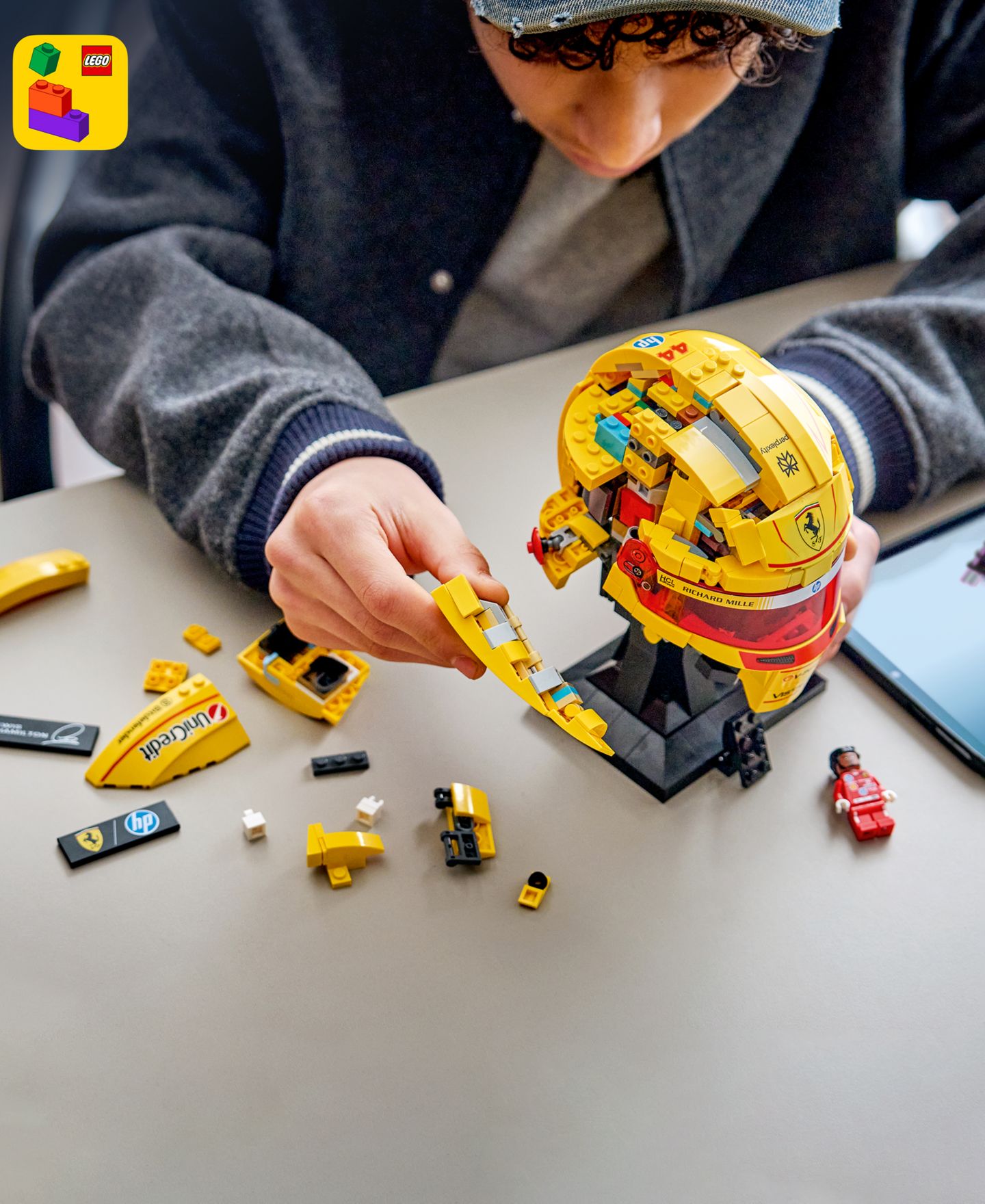 Детские конструкторы LEGO® Editions Scuderia Ferrari HP Lewis Hamilton Helmet 43022, 884 Pieces — фото 6